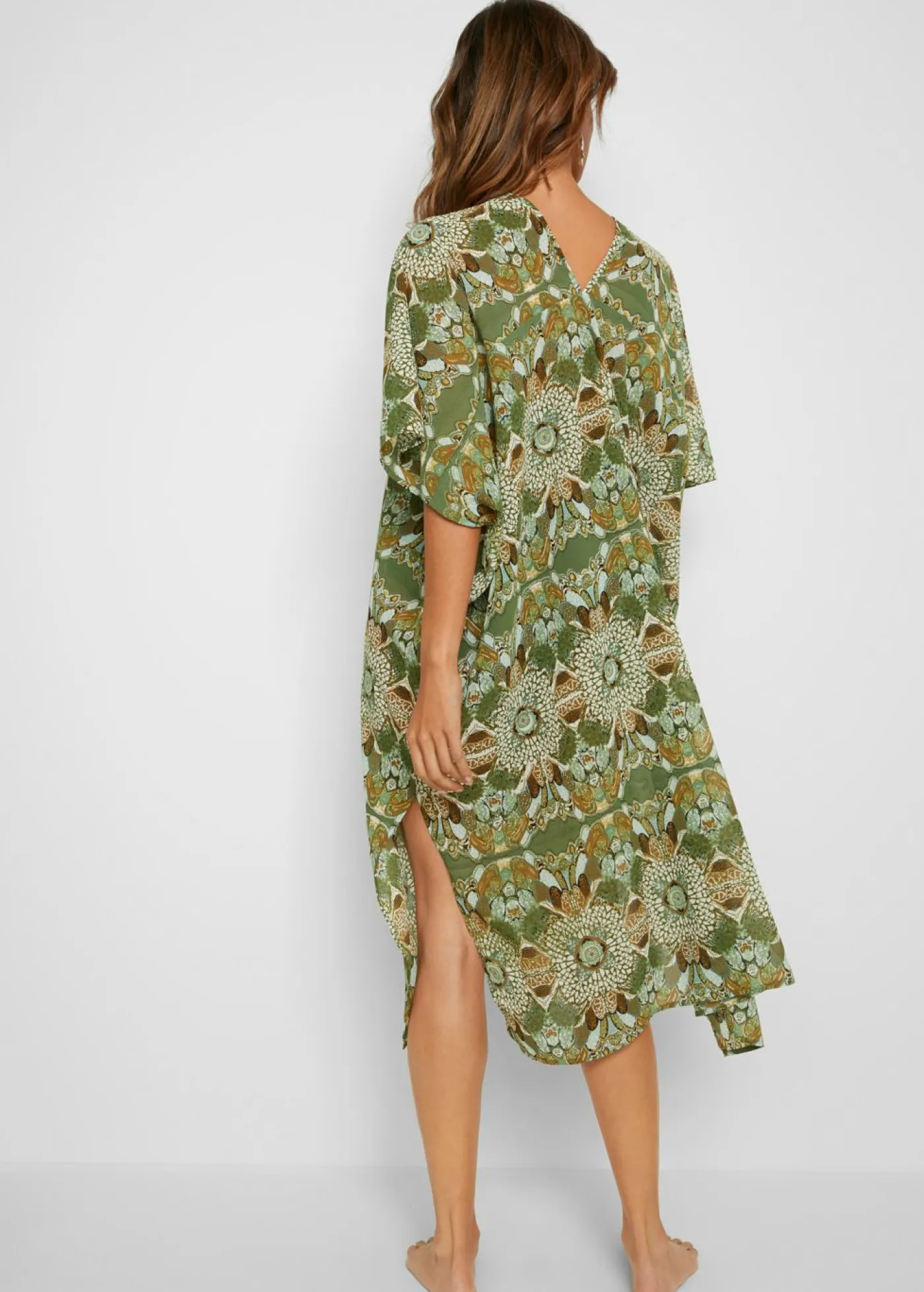 bonprix bonprix Túnica de playa oversize de gasa ligera verde/beige con flores Hot