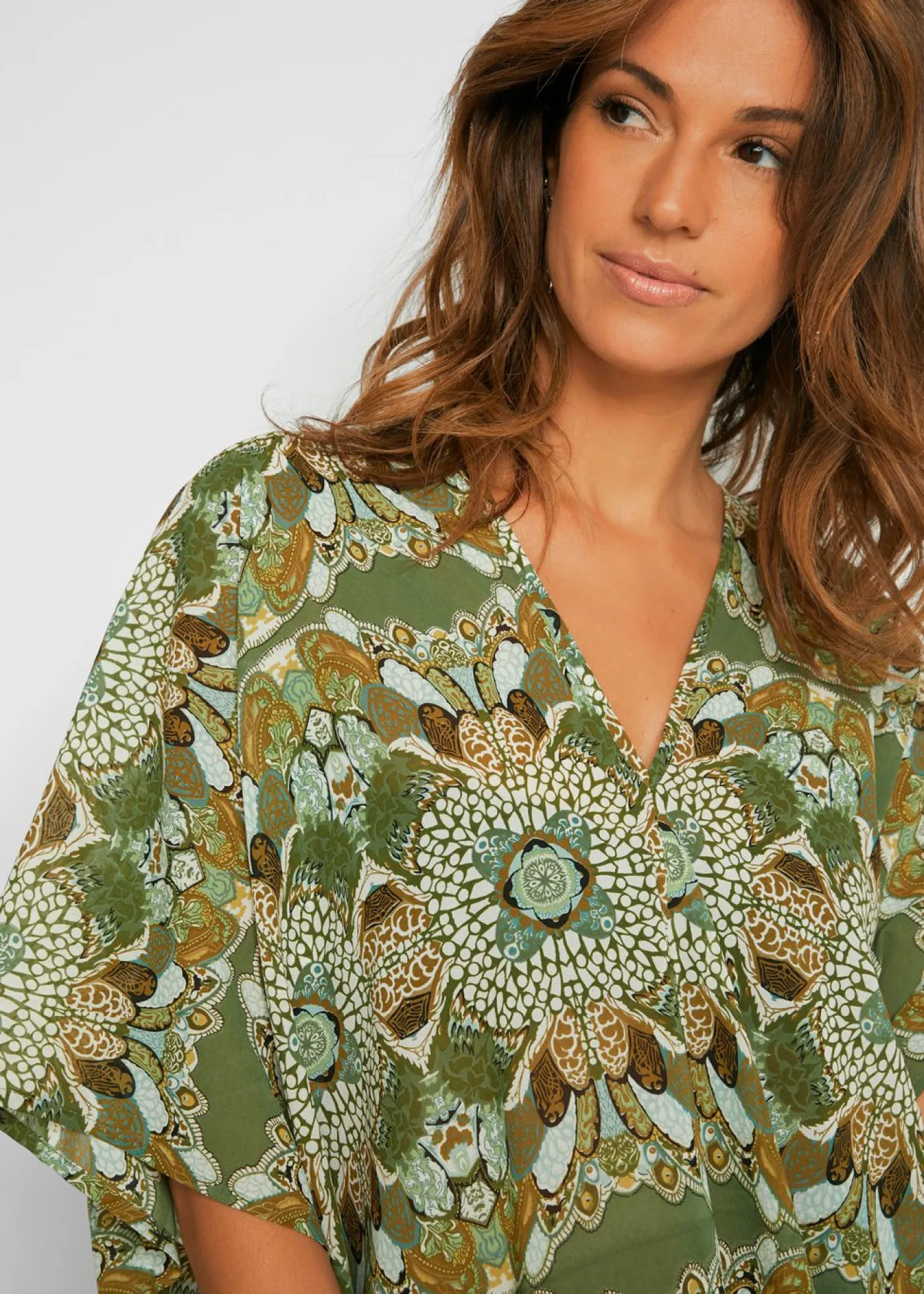 bonprix bonprix Túnica de playa oversize de gasa ligera verde/beige con flores Hot
