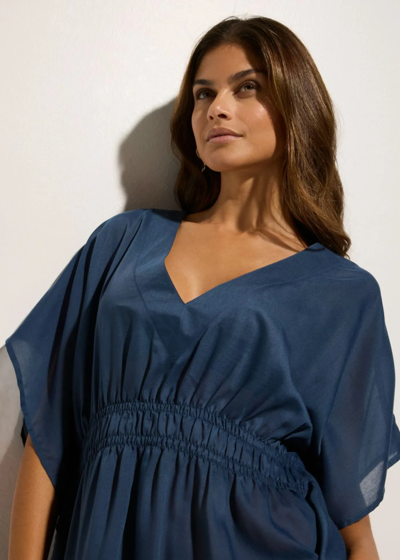 bonprix bonprix Túnica de playa transparente con escote en V Azul almirante Hot