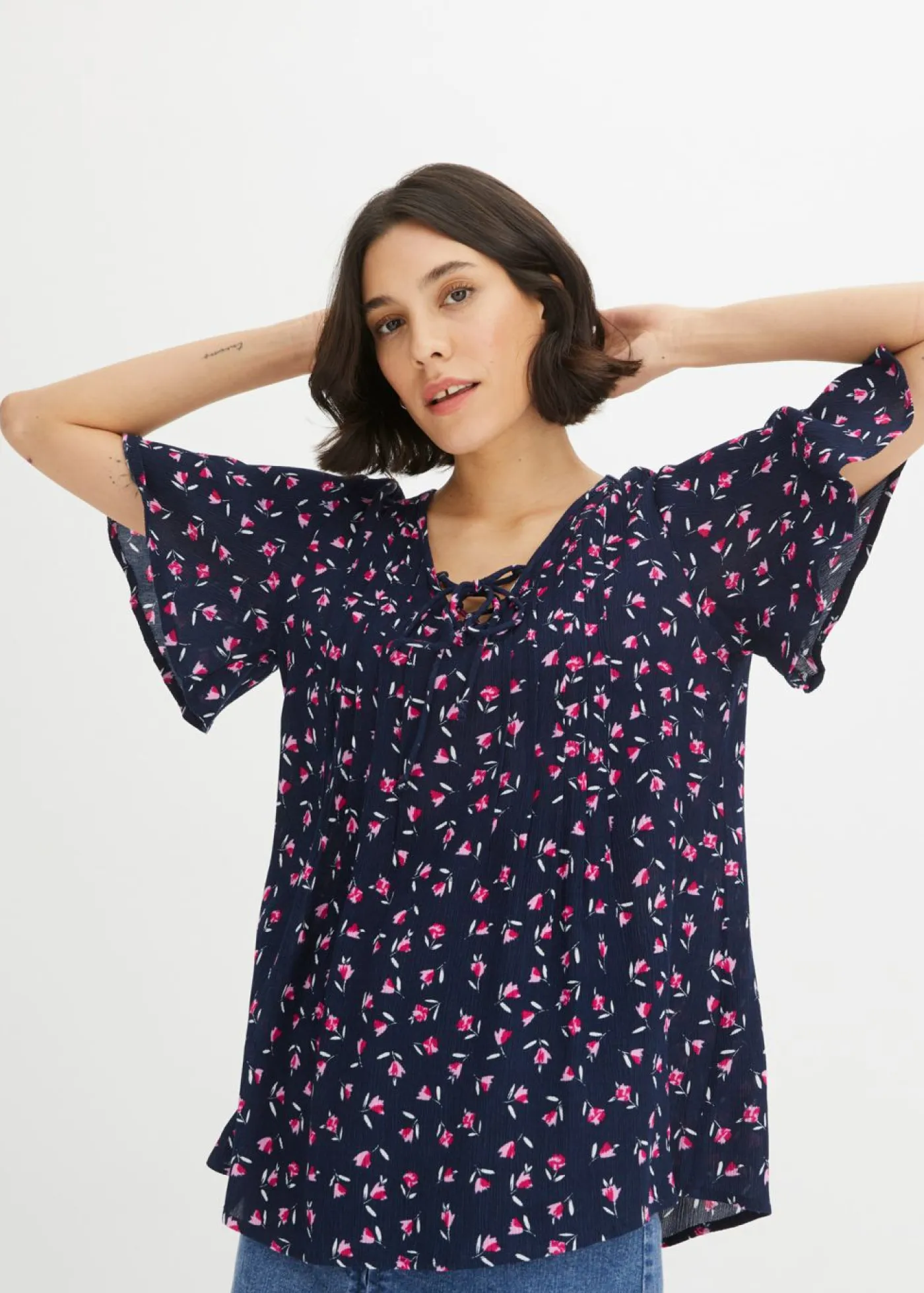 bonprix bonprix Túnica de viscosa sostenible Azul marino de flores