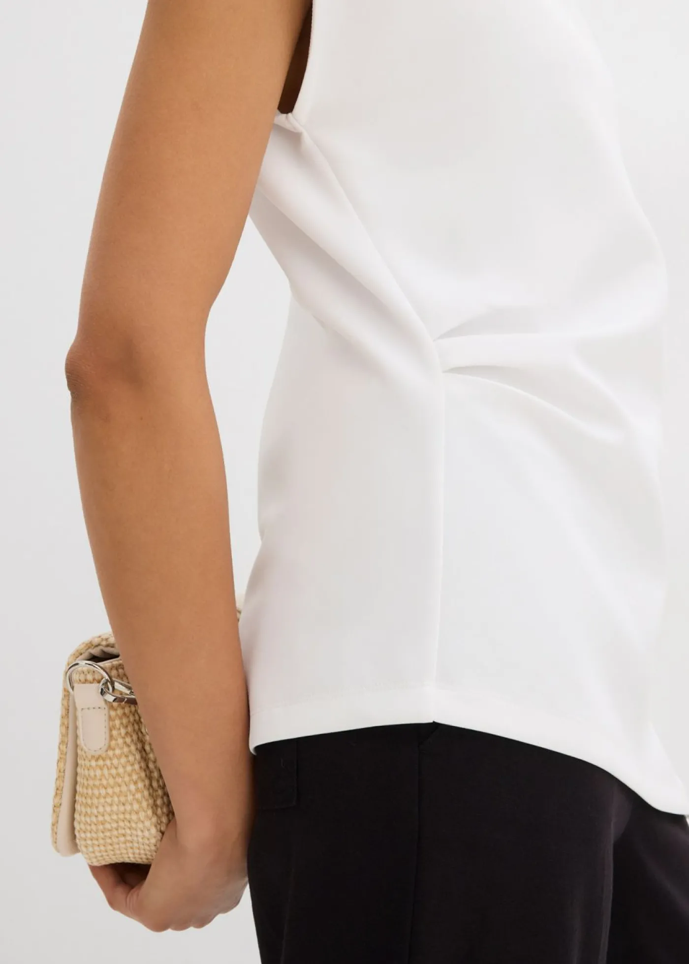 bonprix bonprix Top asimétrico de cómodo tejido de neopreno Blanco Sale