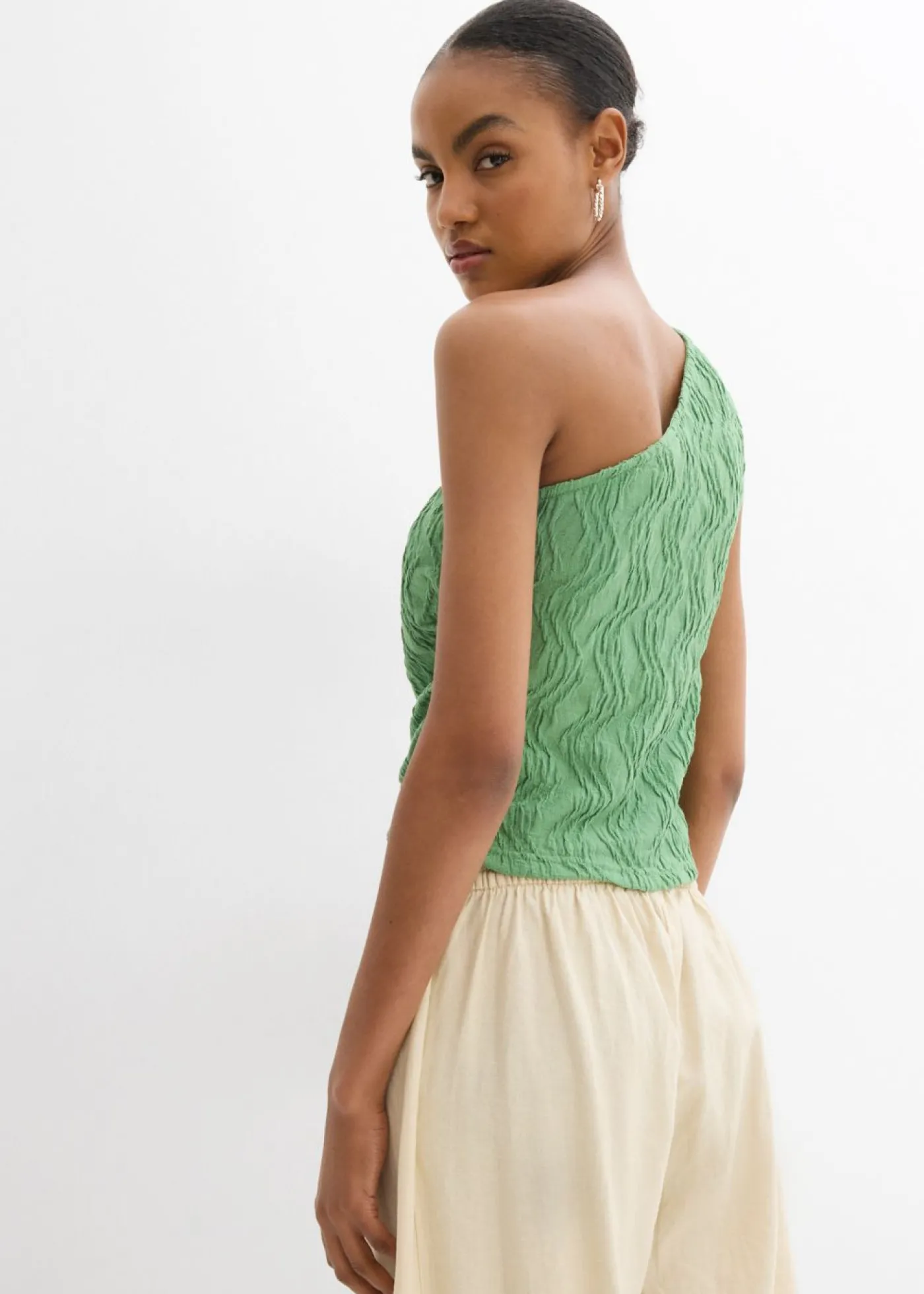 bonprix bonprix Top con un hombro al descubierto de aspecto estructurado verde hoja Clearance