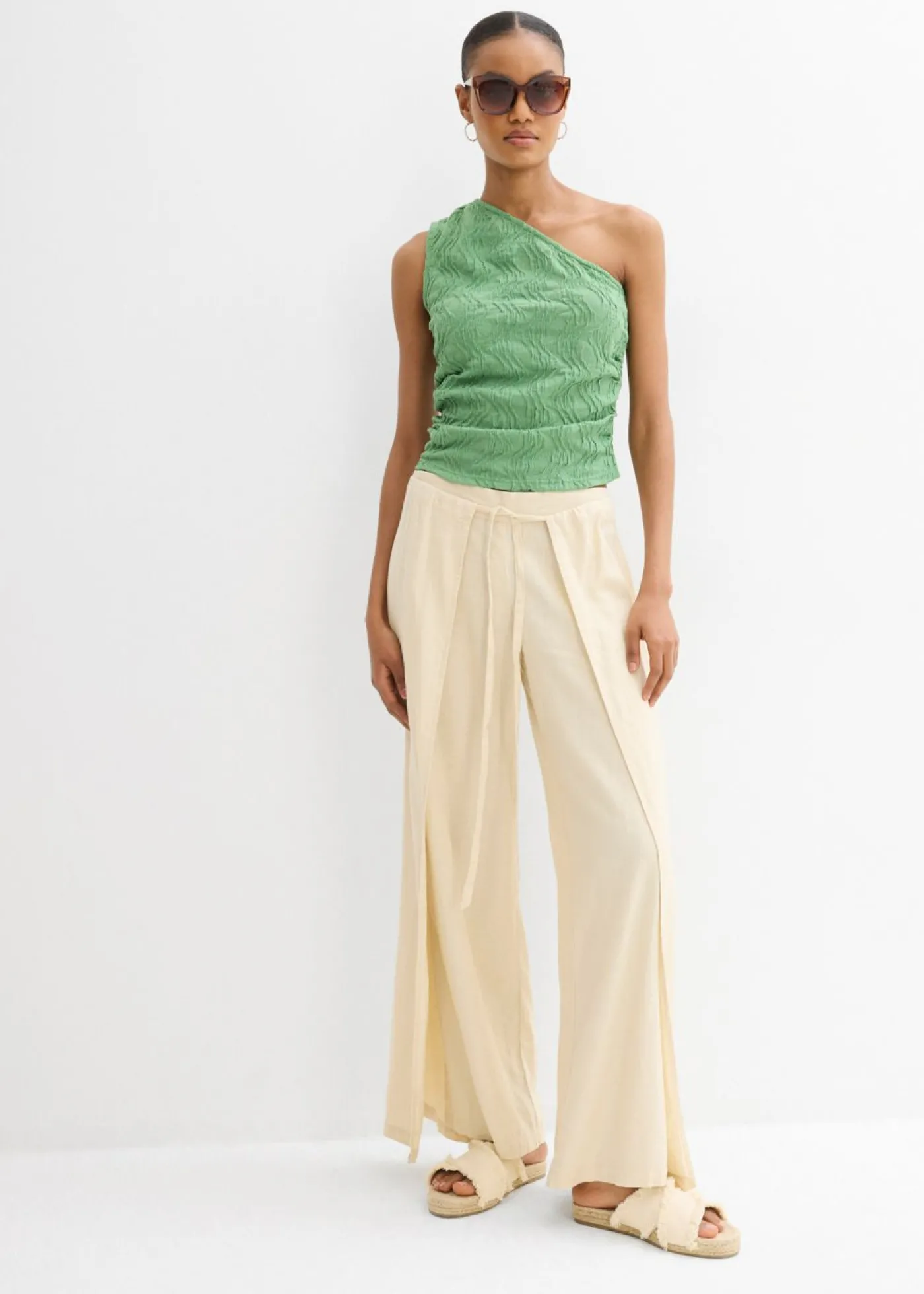 bonprix bonprix Top con un hombro al descubierto de aspecto estructurado verde hoja Clearance