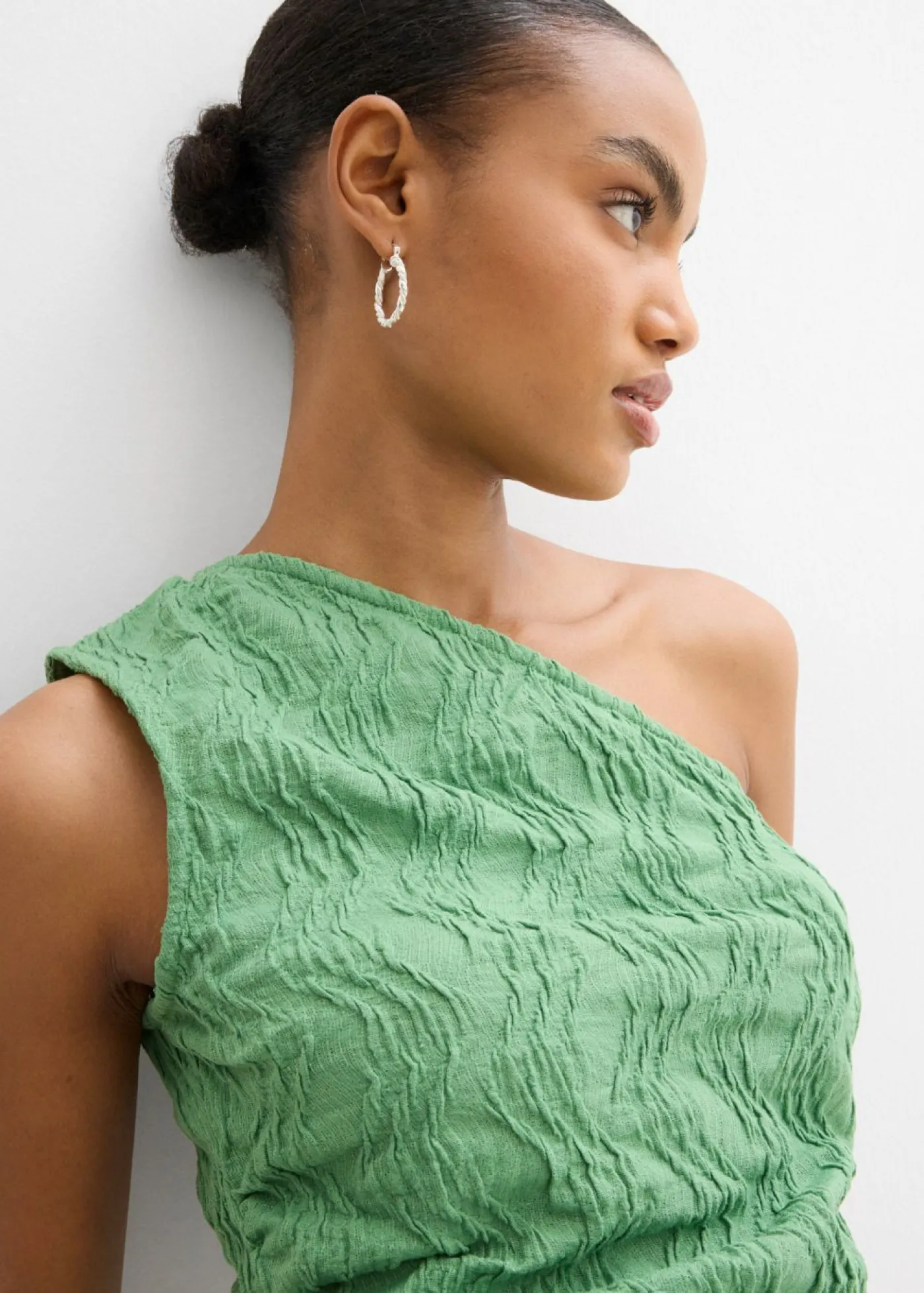 bonprix bonprix Top con un hombro al descubierto de aspecto estructurado verde hoja Clearance