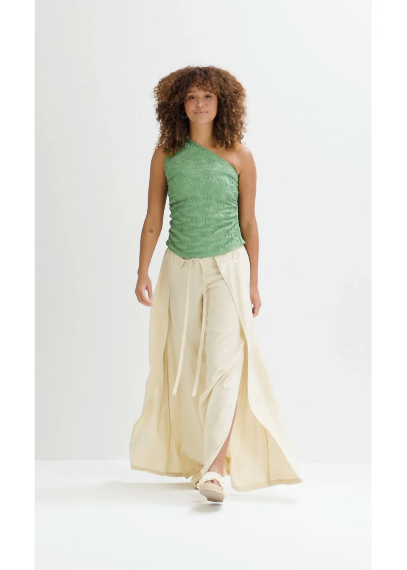 bonprix bonprix Top con un hombro al descubierto de aspecto estructurado verde hoja Clearance