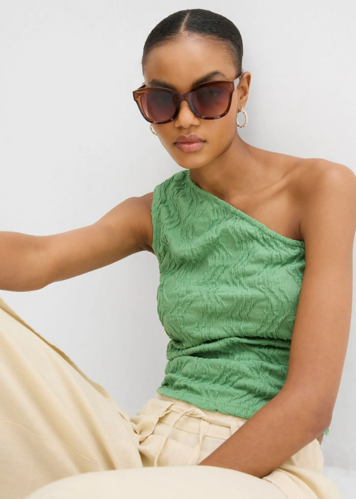 bonprix bonprix Top con un hombro al descubierto de aspecto estructurado verde hoja Clearance
