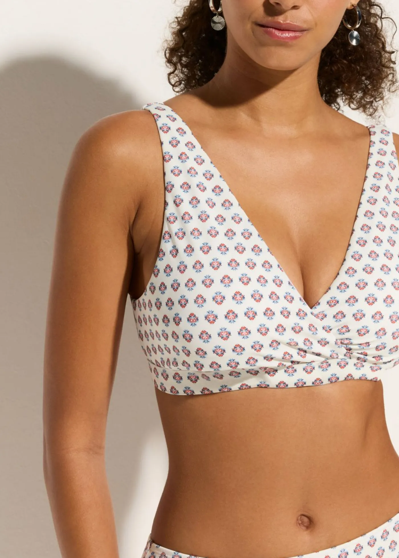 bonprix bonprix Top de bikini tipo bustier con escote en V Blanco lana-azul Outlet