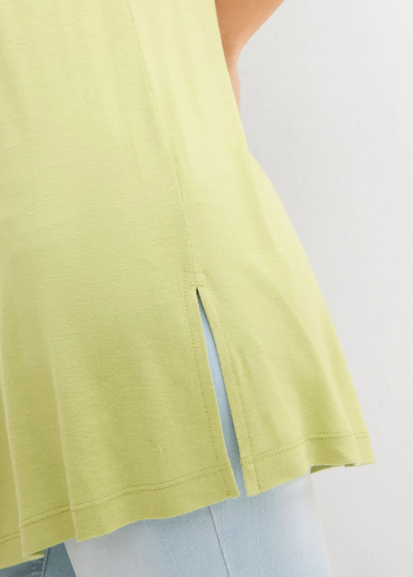 bonprix bonprix Top largo en mezcla de viscosa y lino pistacho mate New