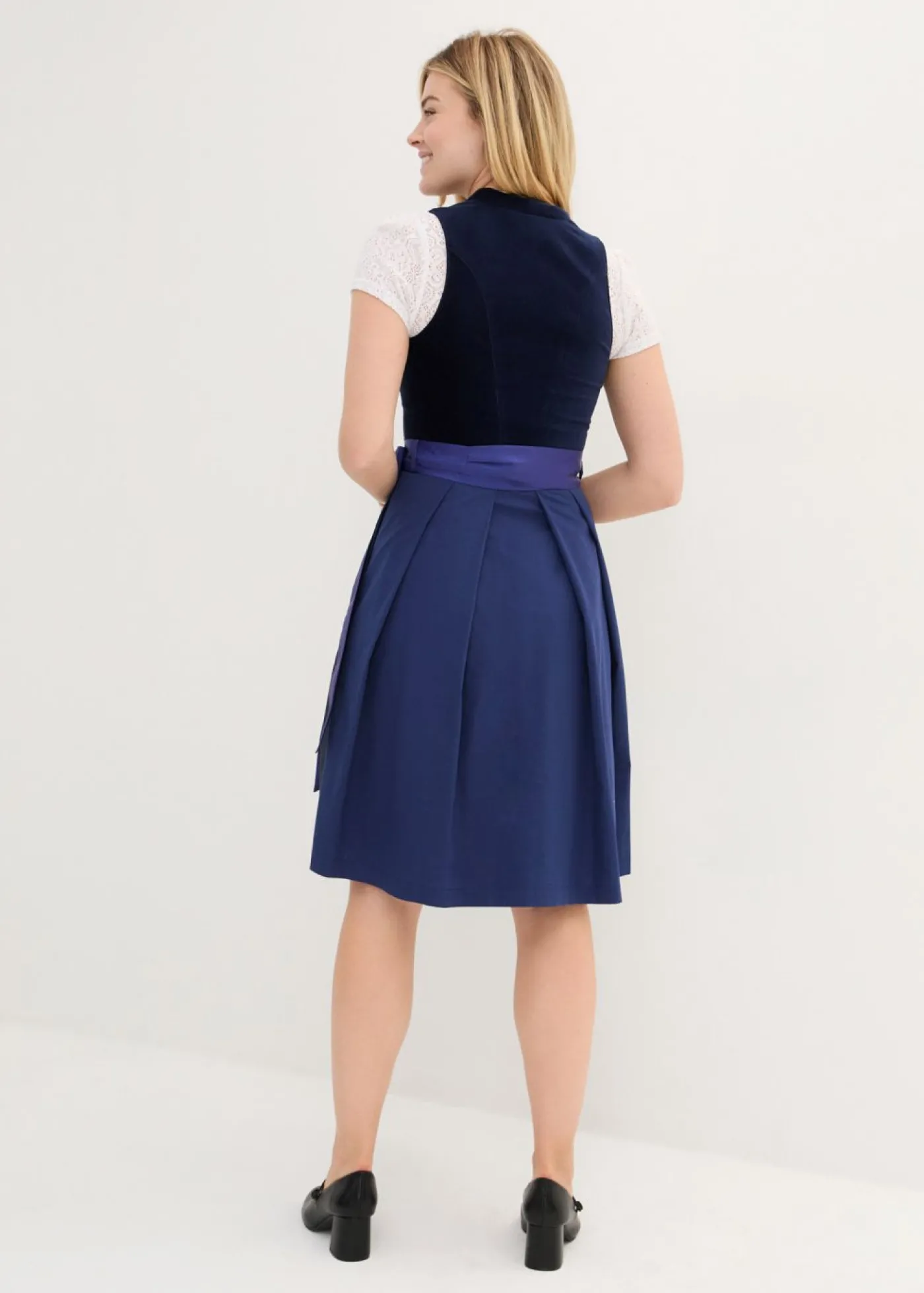 bonprix bonprix Traje tirolés con corpiño de terciopelo y delantal de satén (2 piezas) Azul marino/azul oxford Clearance