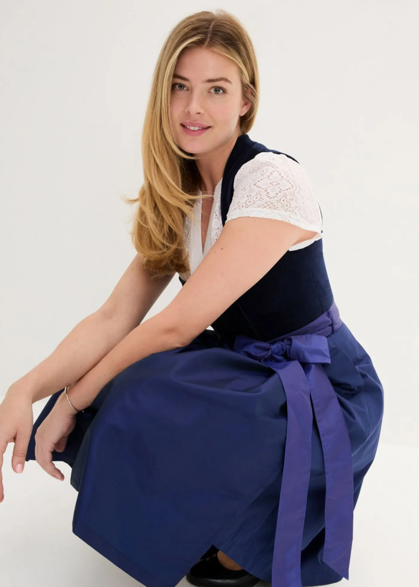 bonprix bonprix Traje tirolés con corpiño de terciopelo y delantal de satén (2 piezas) Azul marino/azul oxford Clearance