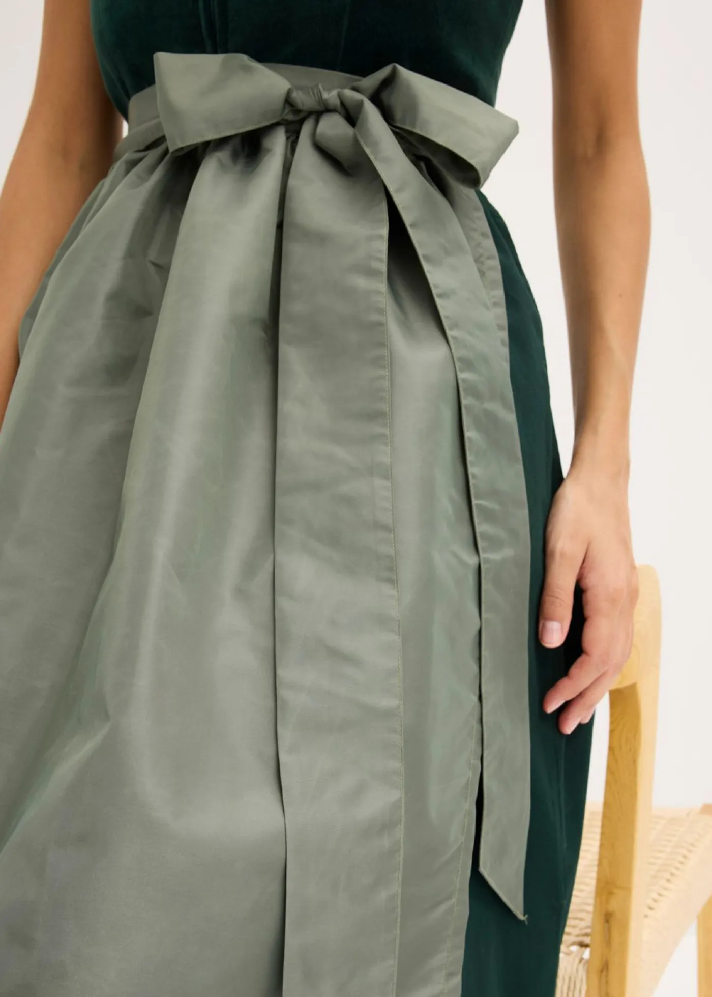 bonprix bonprix Traje tirolés con corpiño de terciopelo y delantal de satén (2 piezas) oliva/verde oliva Outlet