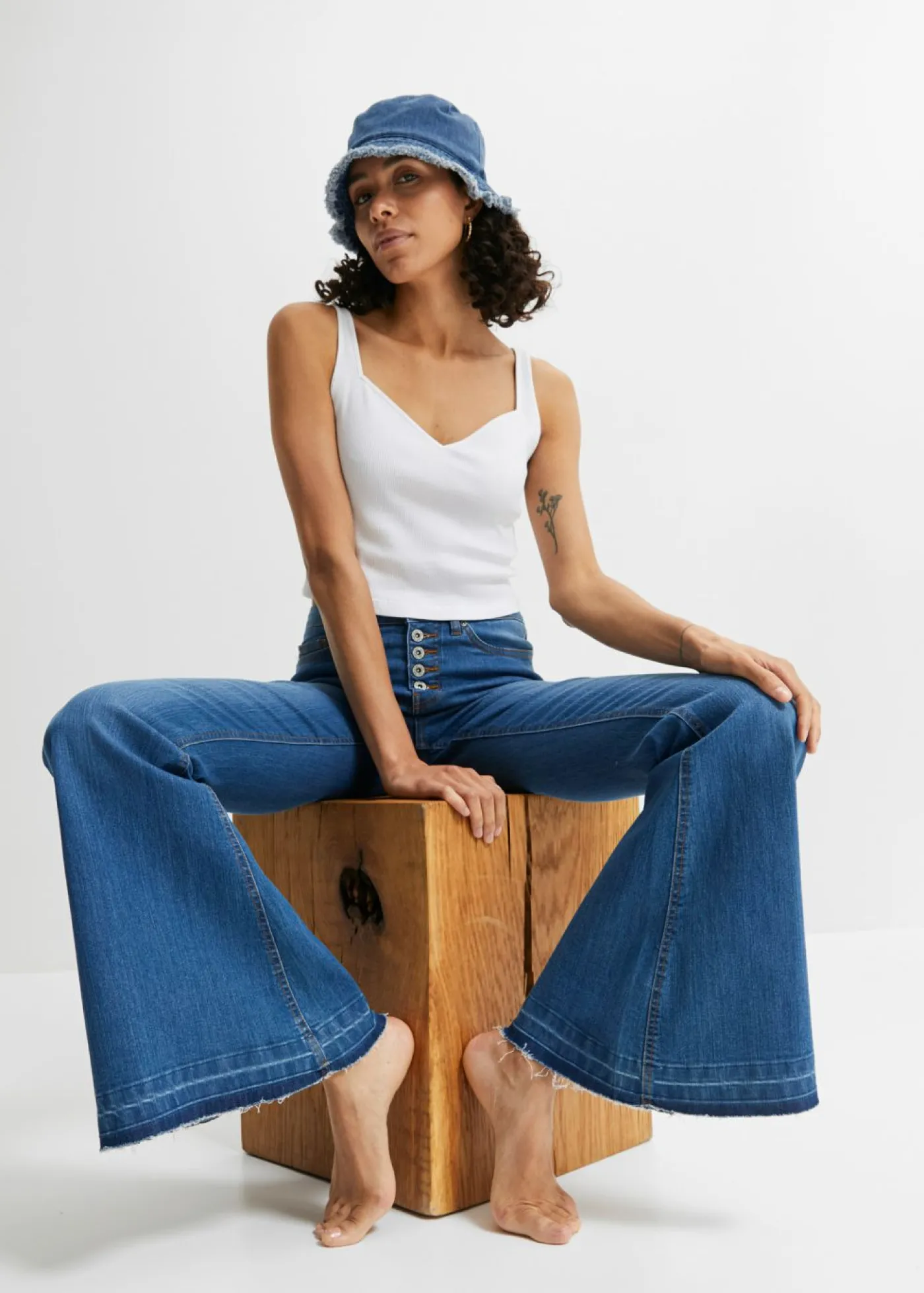 bonprix bonprix Vaqueros acampanados con dobladillo abierto Azul piedra Best