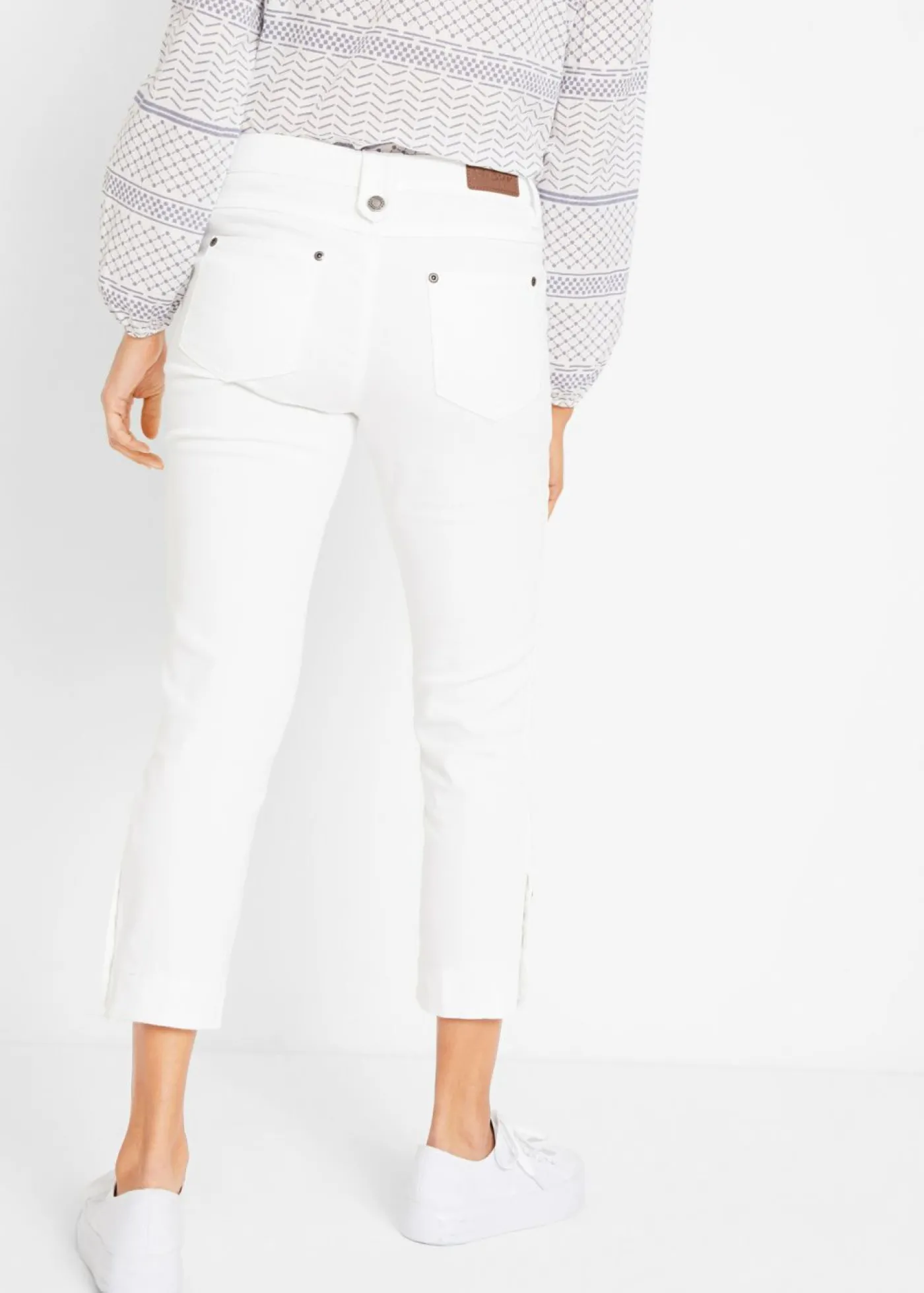 bonprix bonprix Vaqueros acortados de corte slim y media cintura Sarga blanca Hot