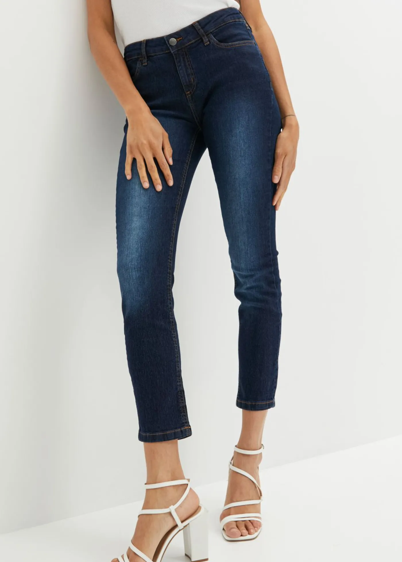 bonprix bonprix Vaqueros acortados de corte slim y media cintura Denim claro desgastado Sale