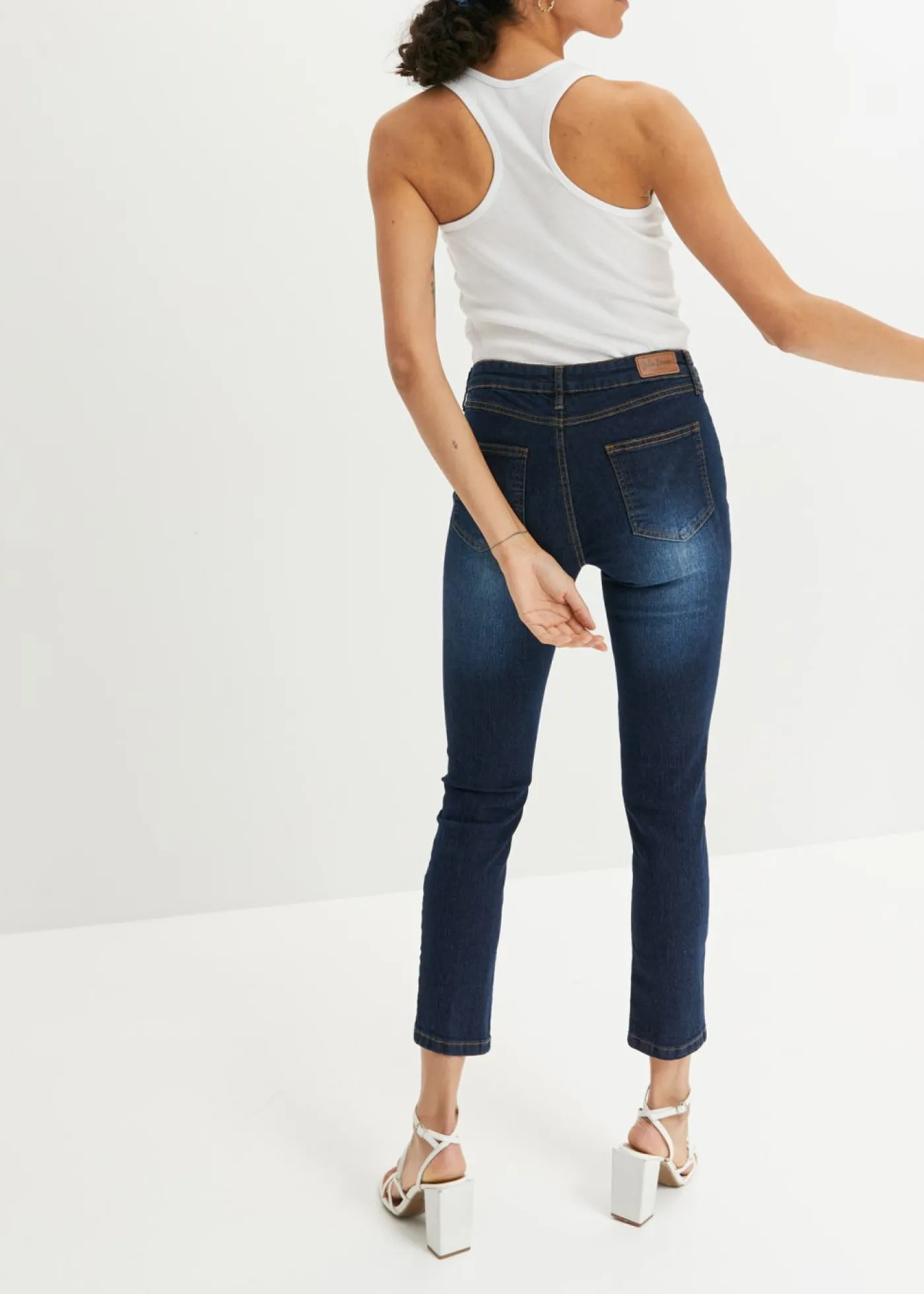 bonprix bonprix Vaqueros acortados de corte slim y media cintura Denim claro desgastado Sale