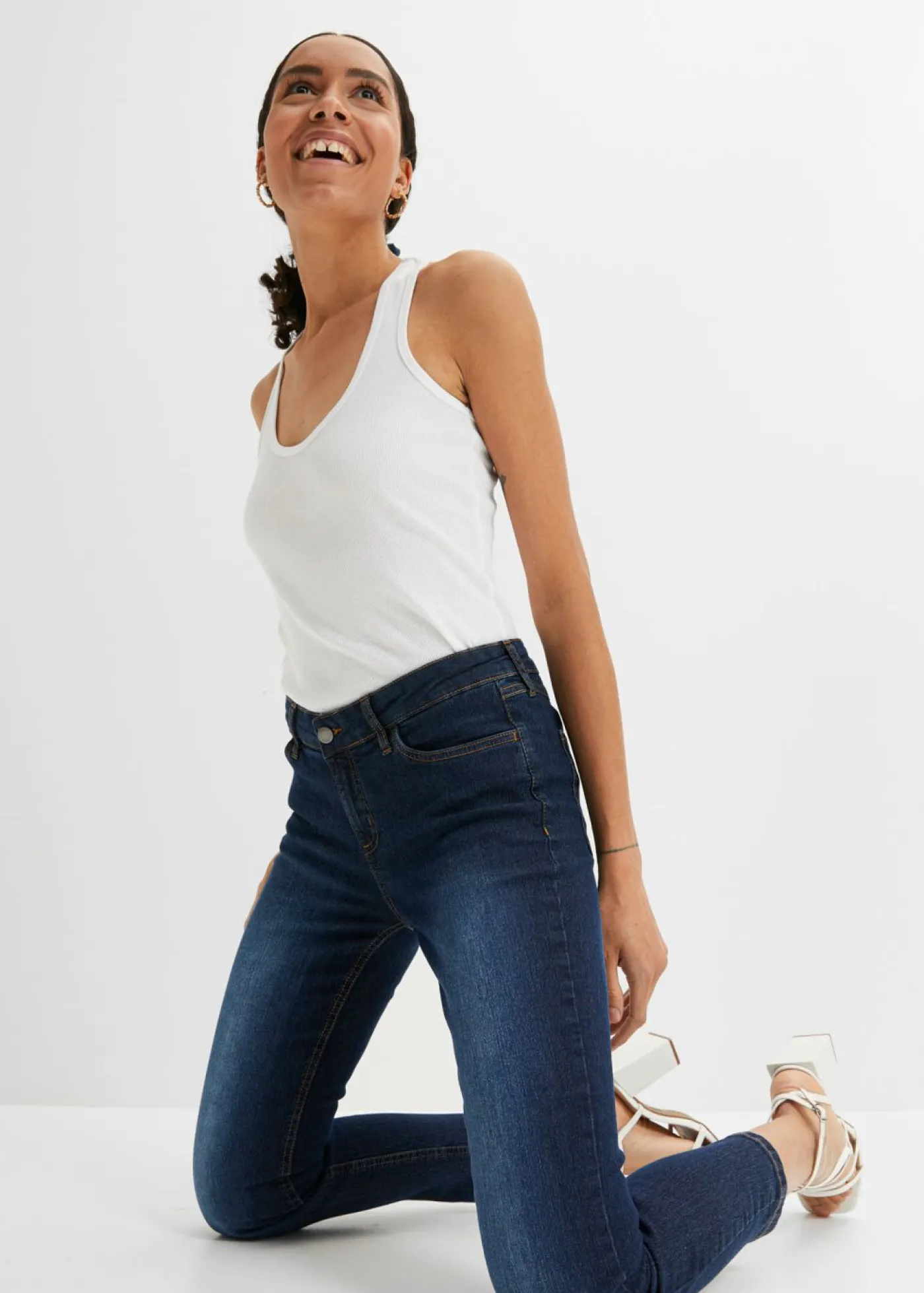 bonprix bonprix Vaqueros acortados de corte slim y media cintura Denim claro desgastado Sale