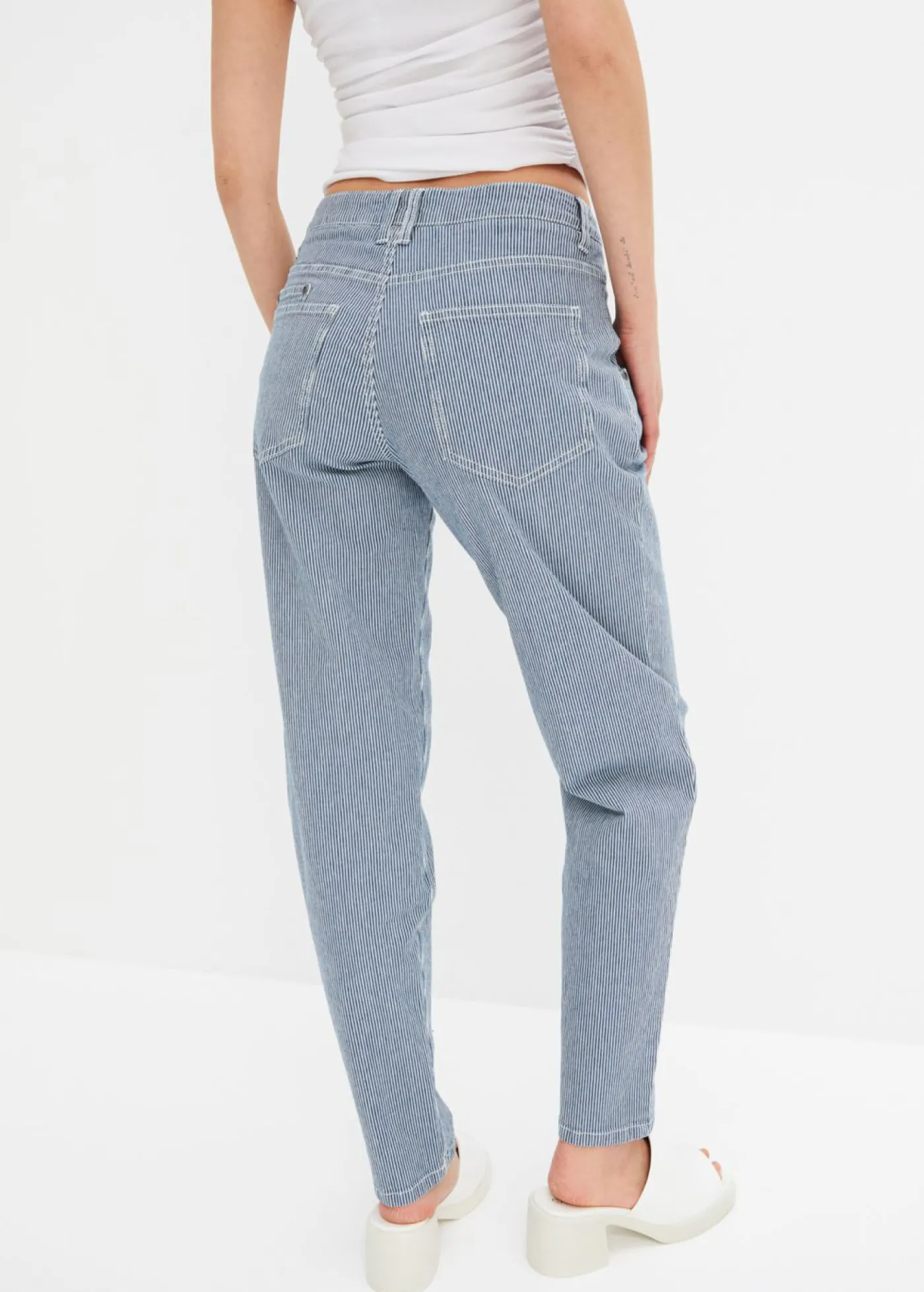 bonprix bonprix Vaqueros barrel de talle medio con rayas azul piedra-denim blanco con rayas Hot