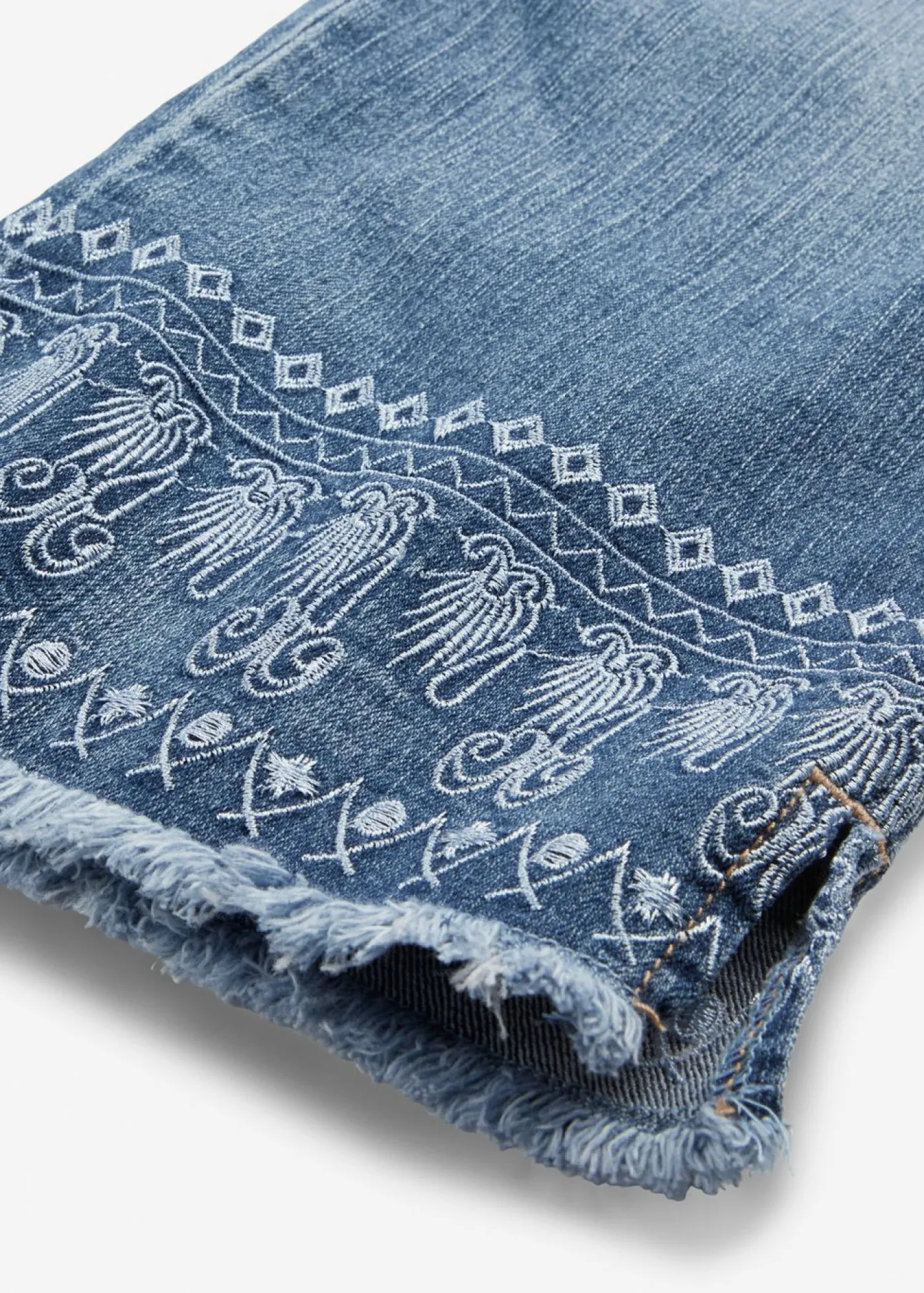 bonprix bonprix Vaqueros capri con bordado azul blanqueado