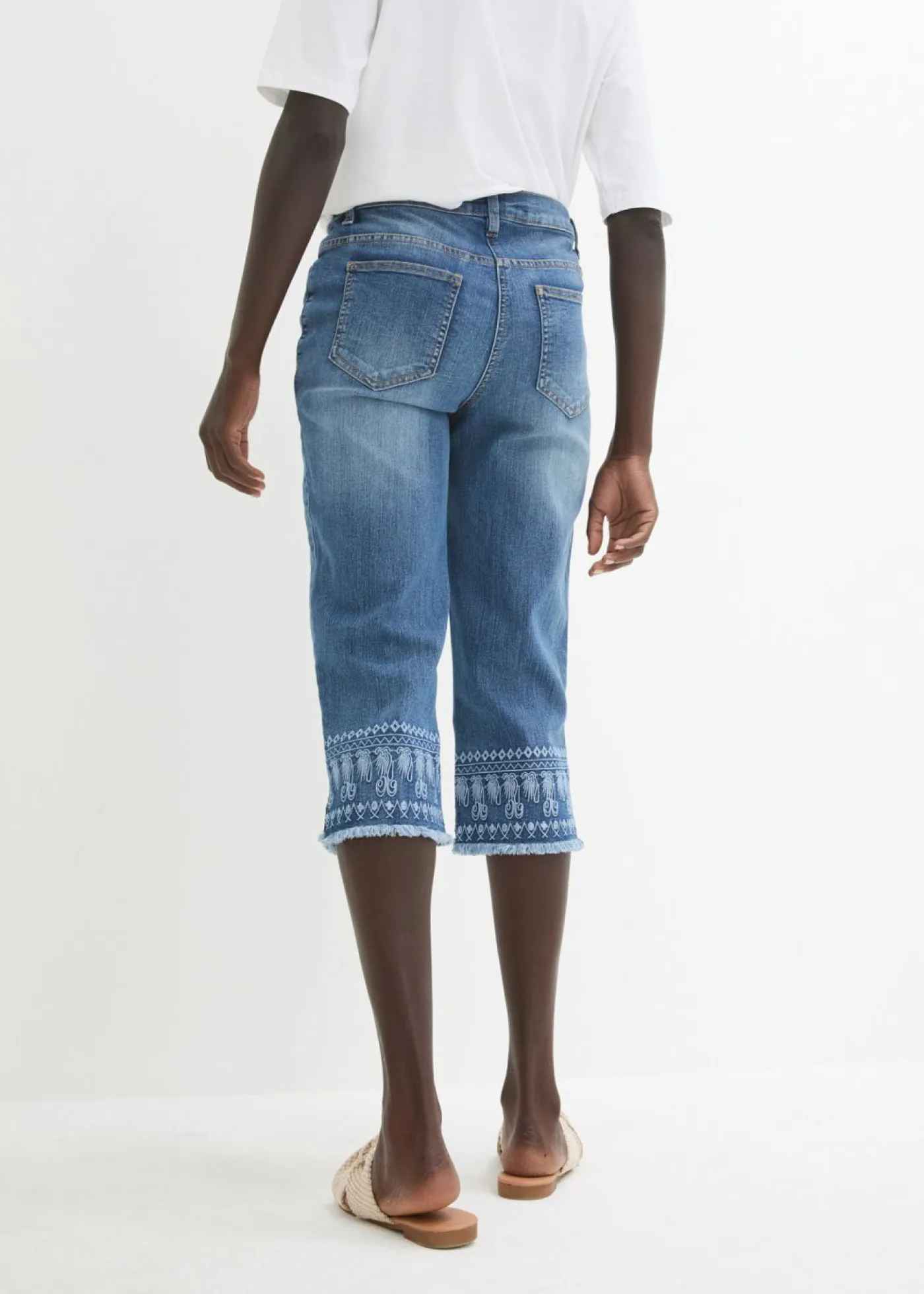 bonprix bonprix Vaqueros capri con bordado azul blanqueado