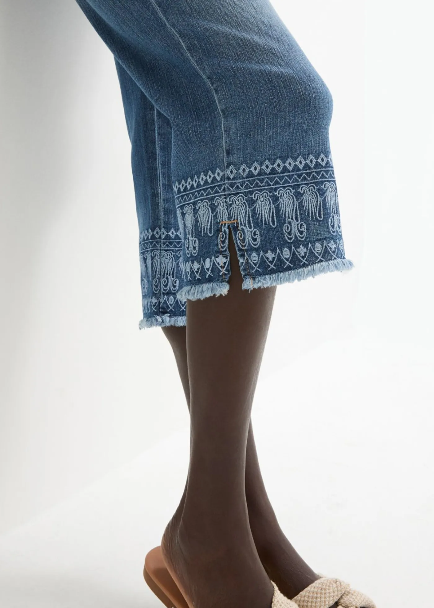 bonprix bonprix Vaqueros capri con bordado azul blanqueado