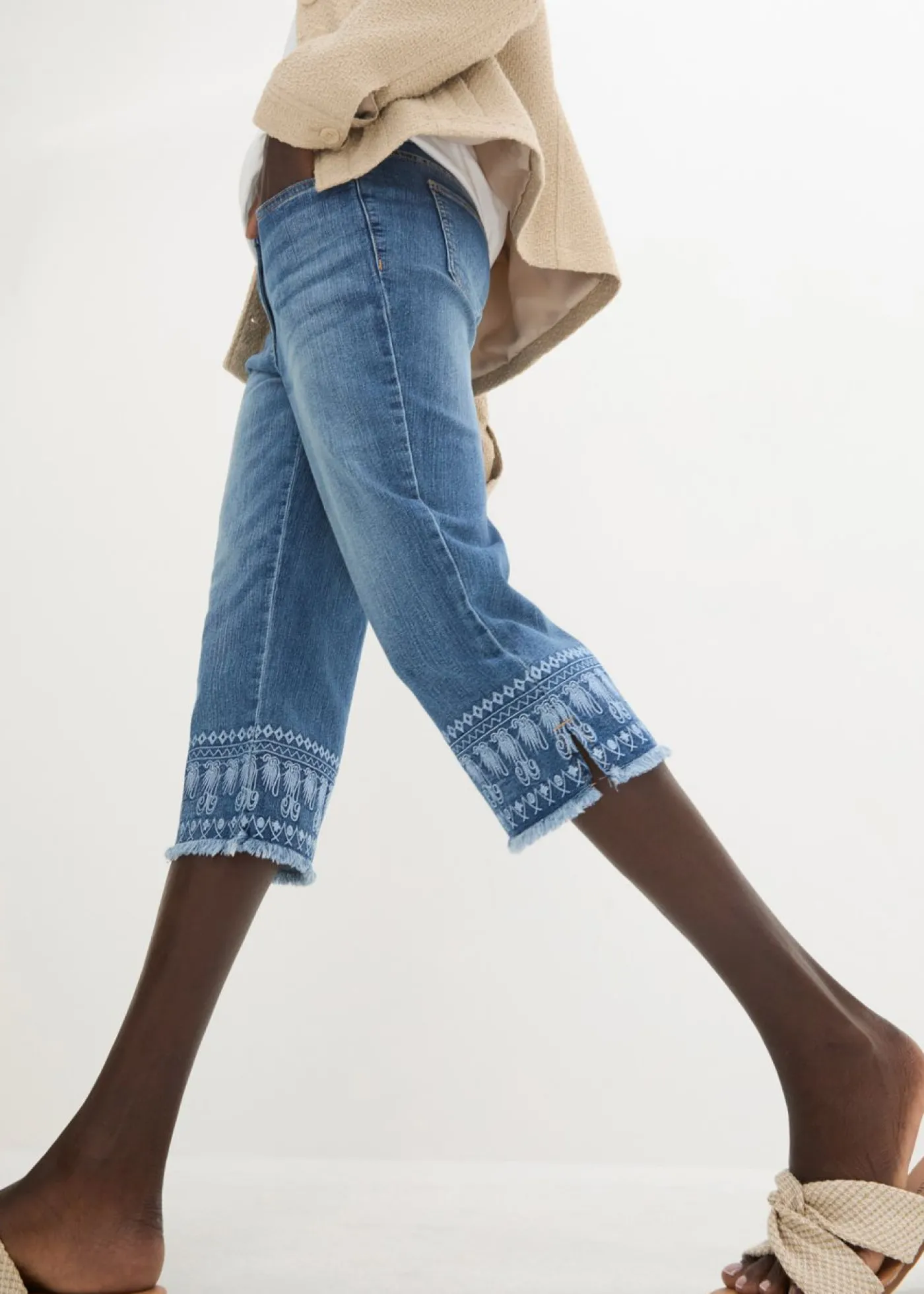 bonprix bonprix Vaqueros capri con bordado azul blanqueado