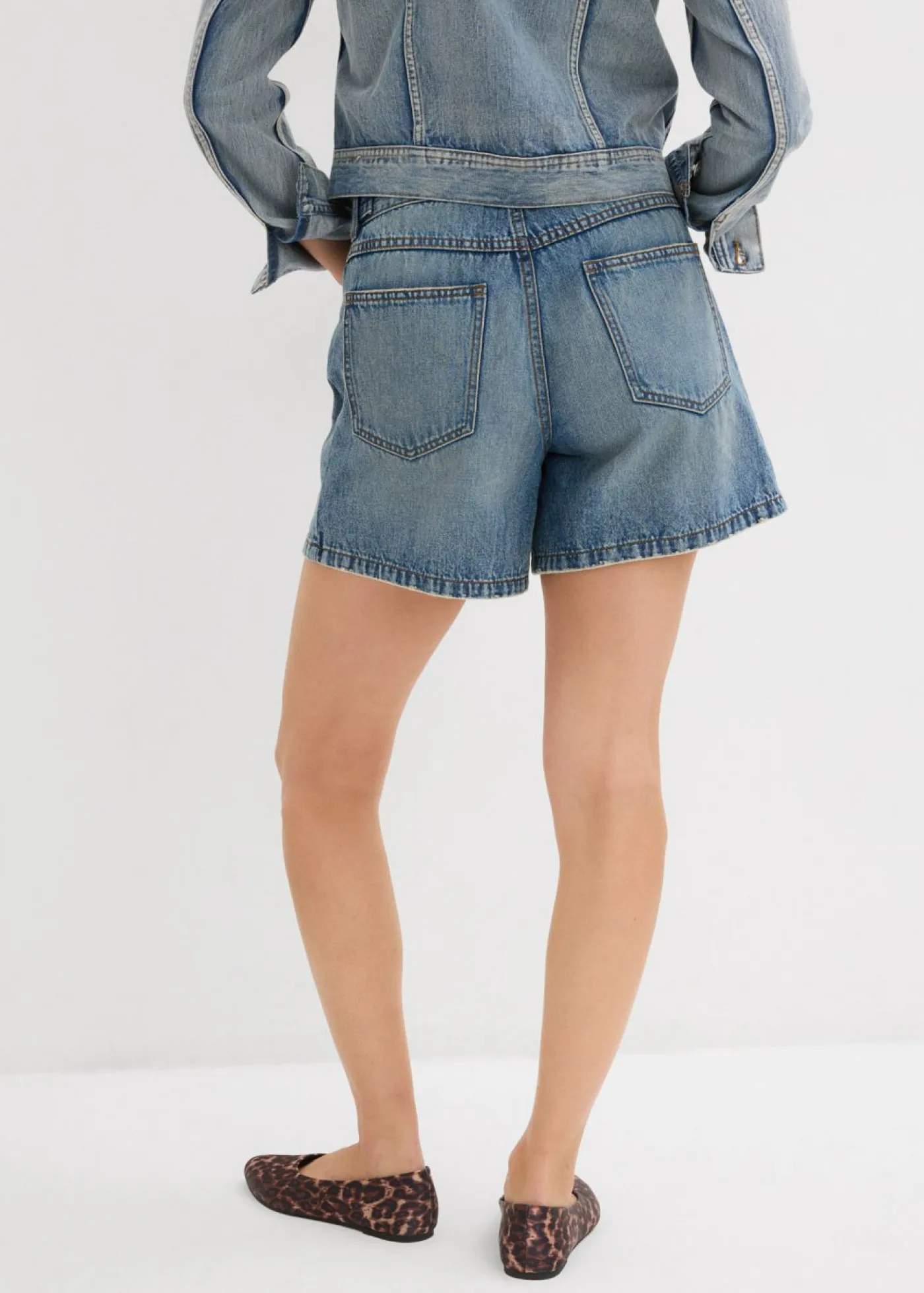 bonprix bonprix Vaqueros cortos poco elásticos con talle medio Azul piedra usado Clearance