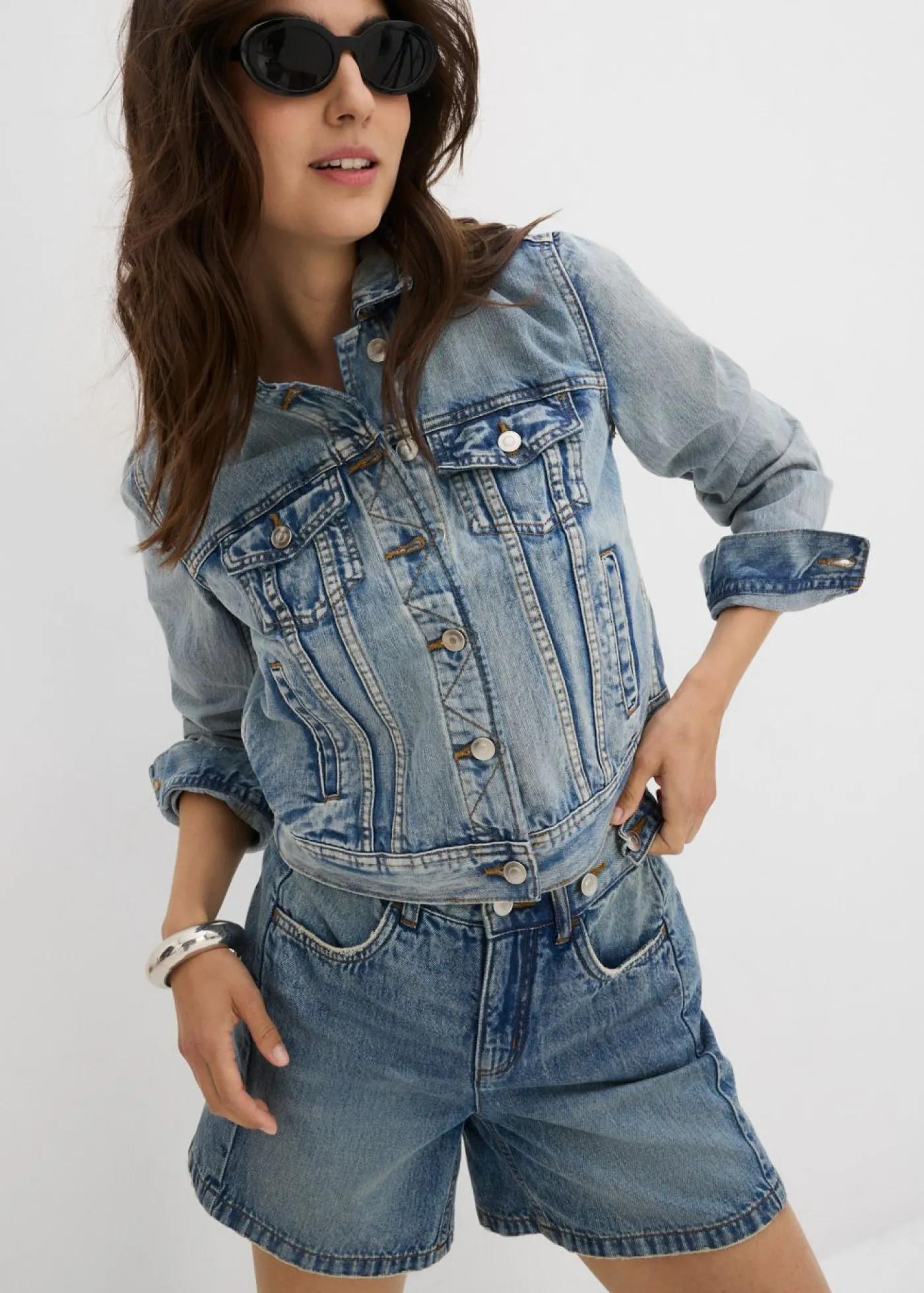bonprix bonprix Vaqueros cortos poco elásticos con talle medio Azul piedra usado Clearance