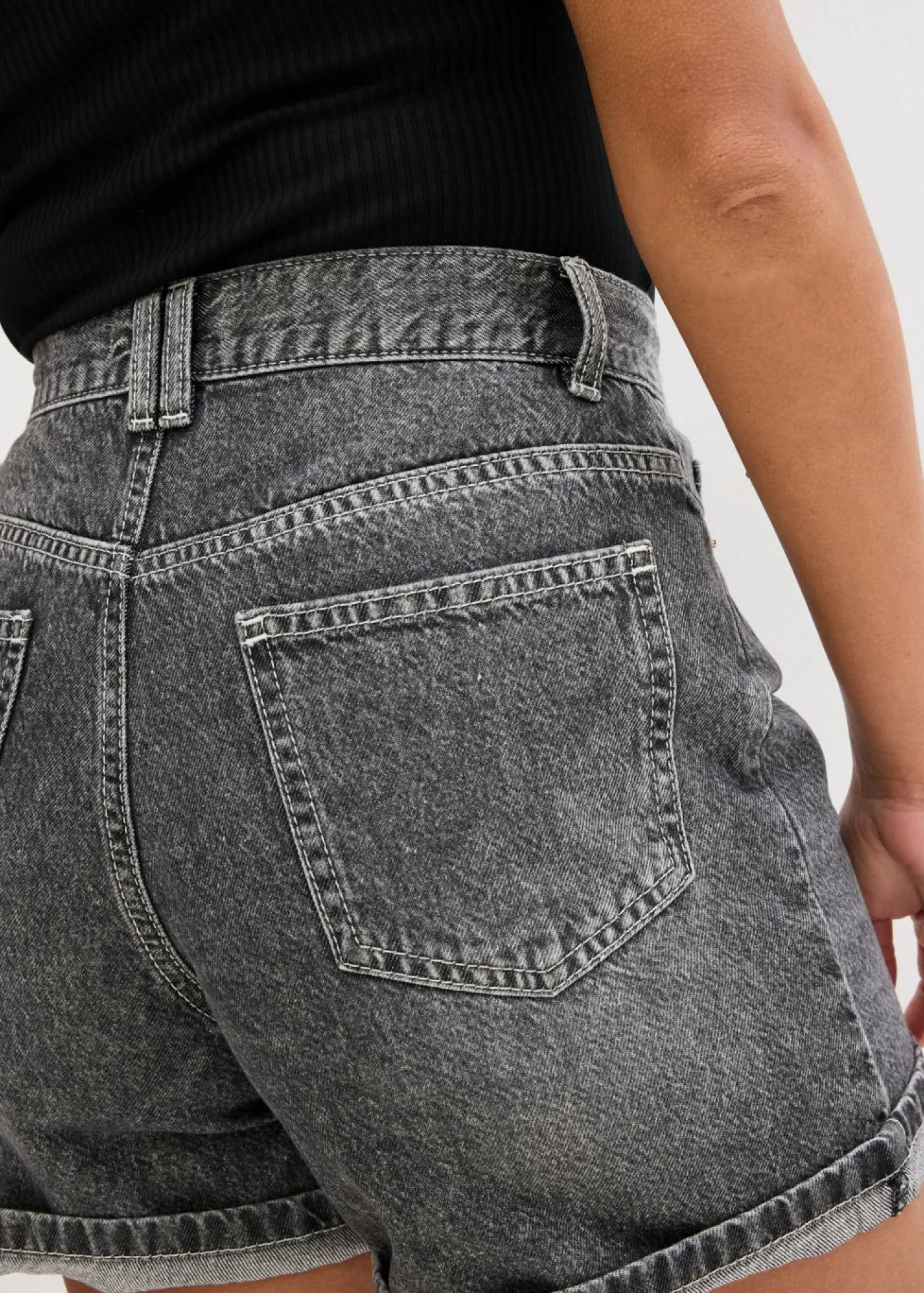 bonprix bonprix Vaqueros cortos poco elásticos con talle alto negro denim usado Clearance