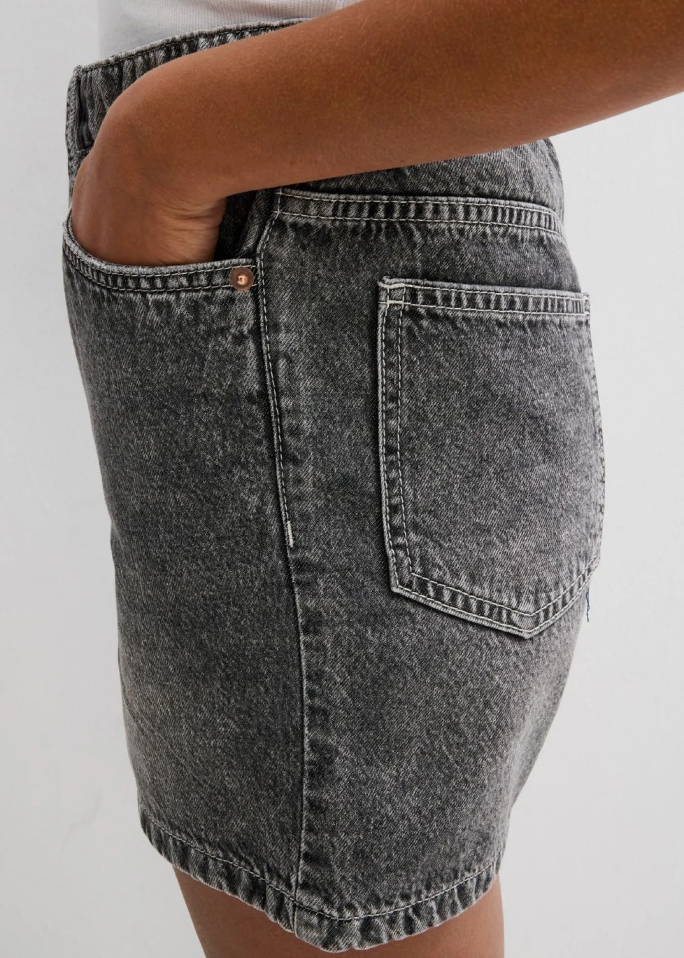 bonprix bonprix Vaqueros cortos poco elásticos con talle alto negro denim usado Outlet