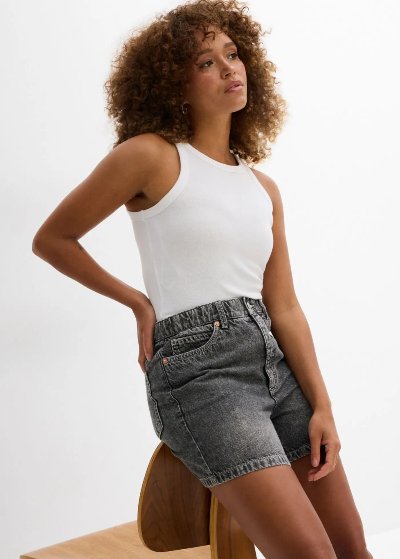 bonprix bonprix Vaqueros cortos poco elásticos con talle alto negro denim usado Outlet