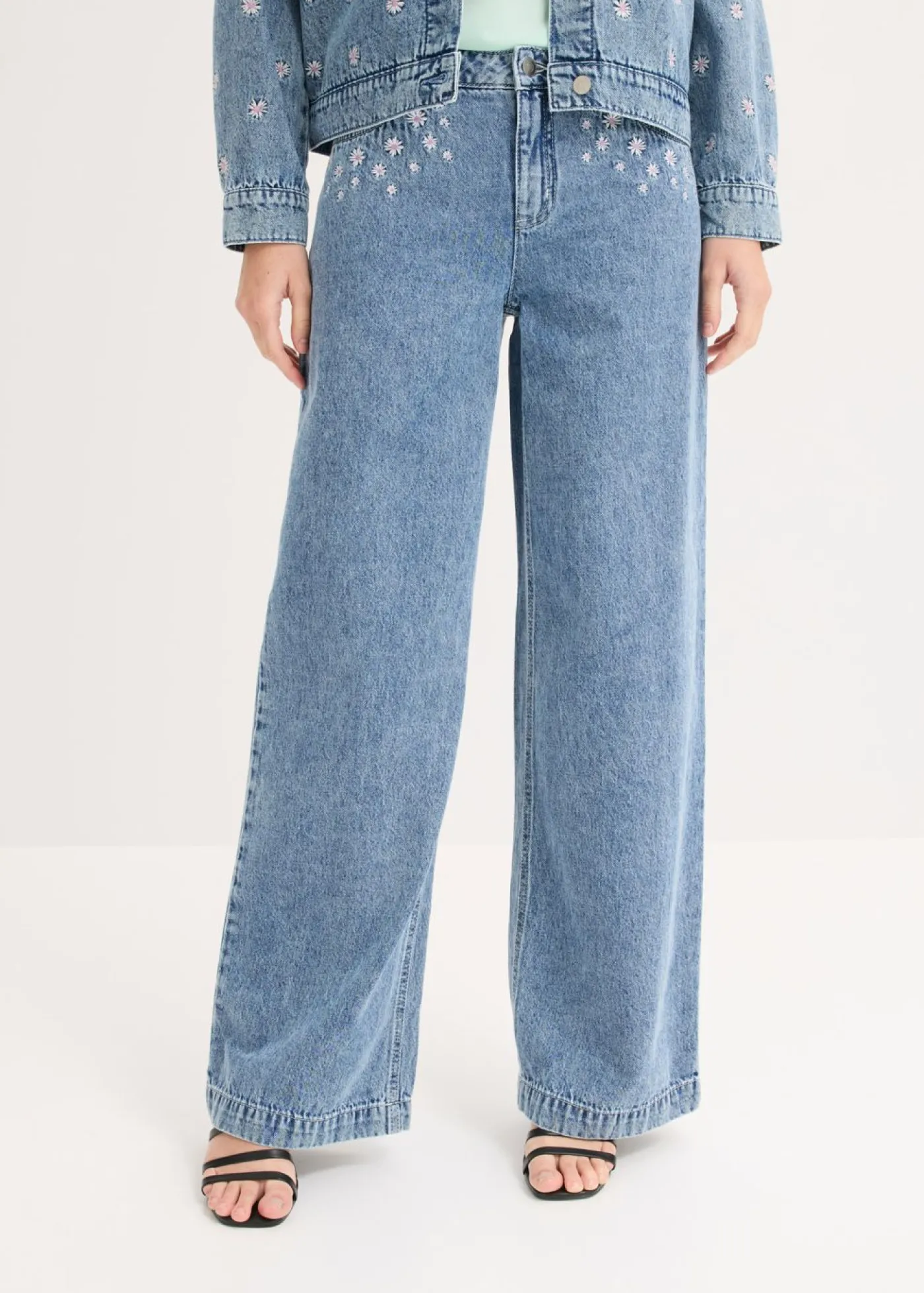 bonprix bonprix Vaqueros de algodón con talle medio y perneras anchas Denim claro desgastado
