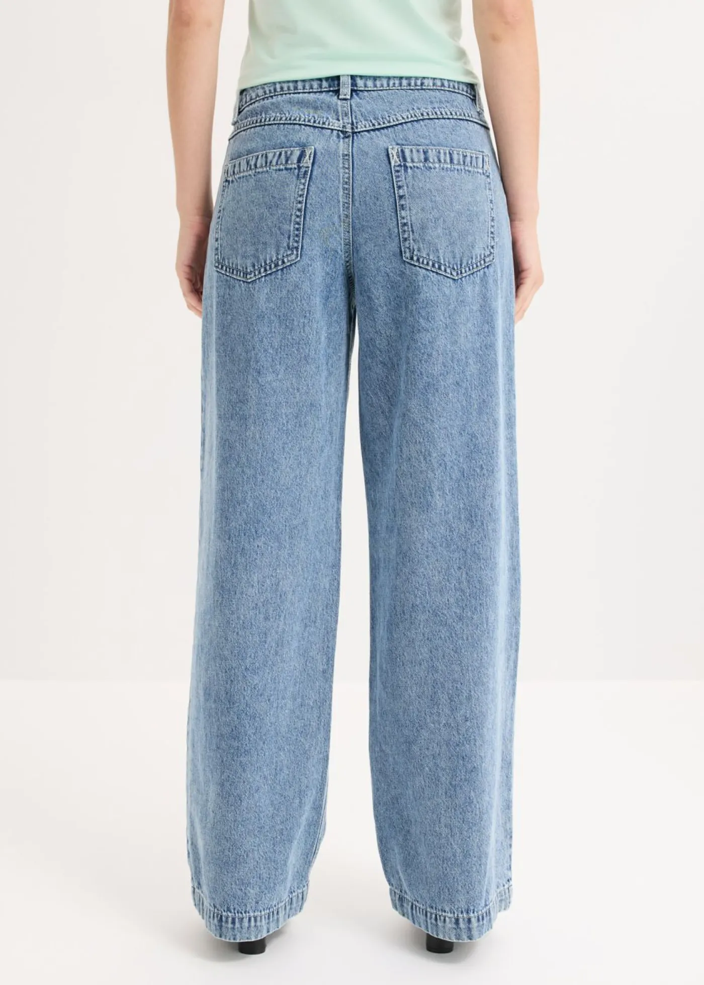 bonprix bonprix Vaqueros de algodón con talle medio y perneras anchas Denim claro desgastado