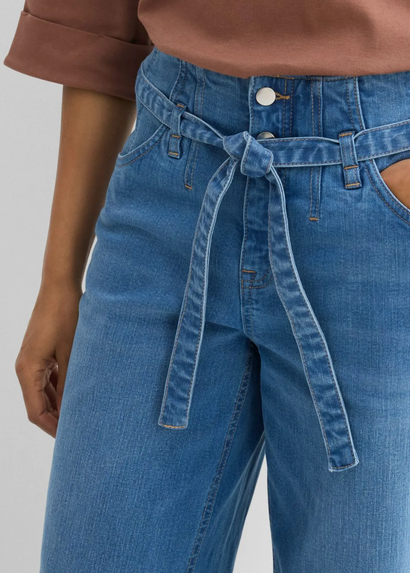 bonprix bonprix Vaqueros de algodón orgánico con perneras recta y talle alto azul claro denim usado New