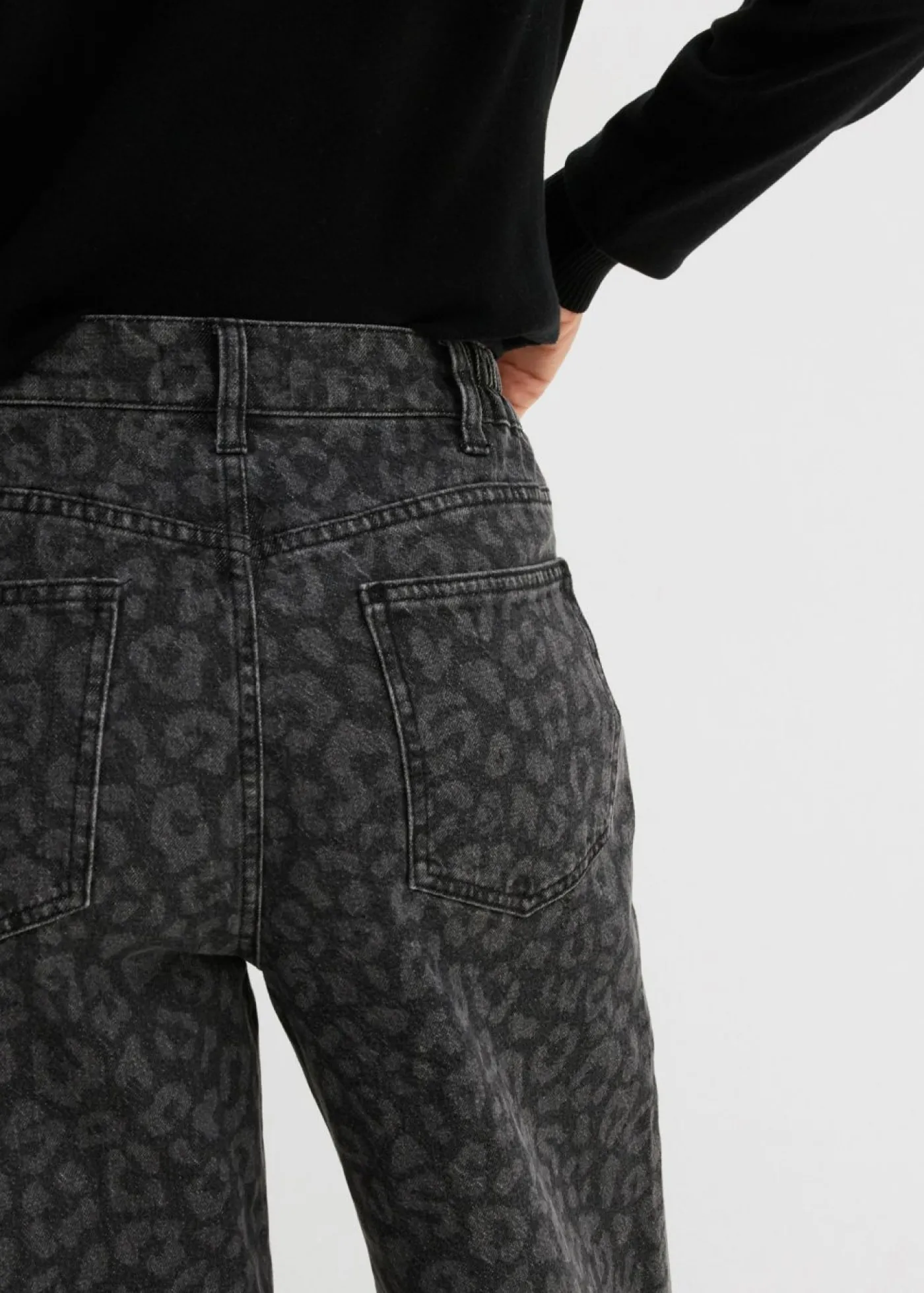 bonprix bonprix Vaqueros de pernera ancha, mid waist estampado leo denim gris oscuro Online