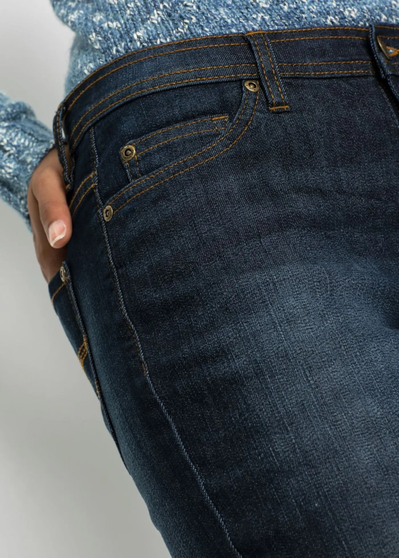 bonprix bonprix Vaqueros elásticos con corte mom y talle medio Azul marino desgastado New