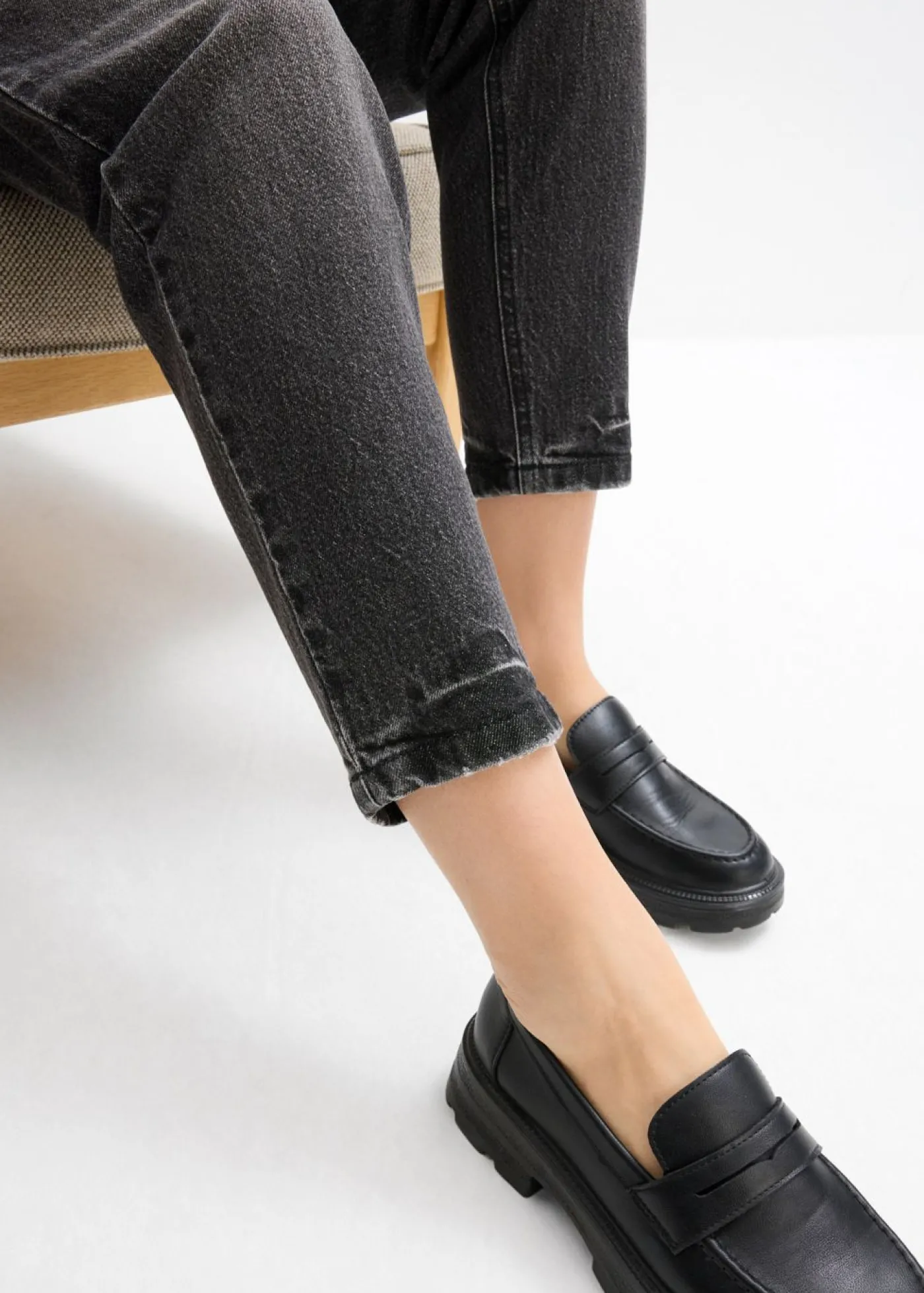 bonprix bonprix Vaqueros mom, high waist, low stretch, cropped negro denim usado New