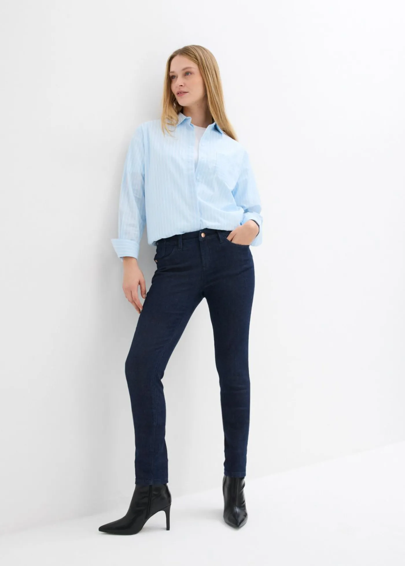 bonprix bonprix Vaqueros pitillo de algodón orgánico con talle medio Denim azul almirante desgastado Clearance