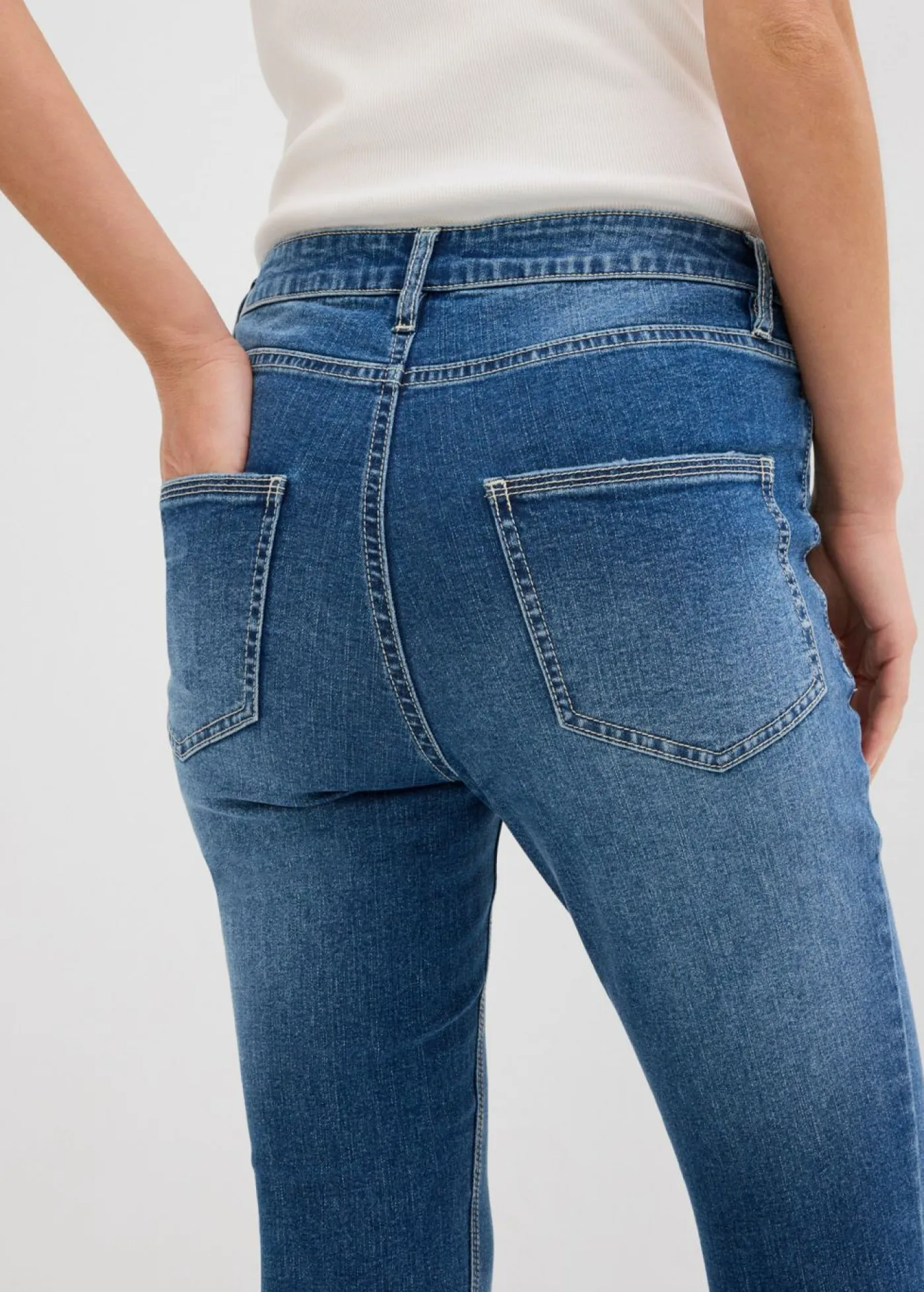 bonprix bonprix Vaqueros pitillo de tiro medio y corte cropped Azul piedra usado Best