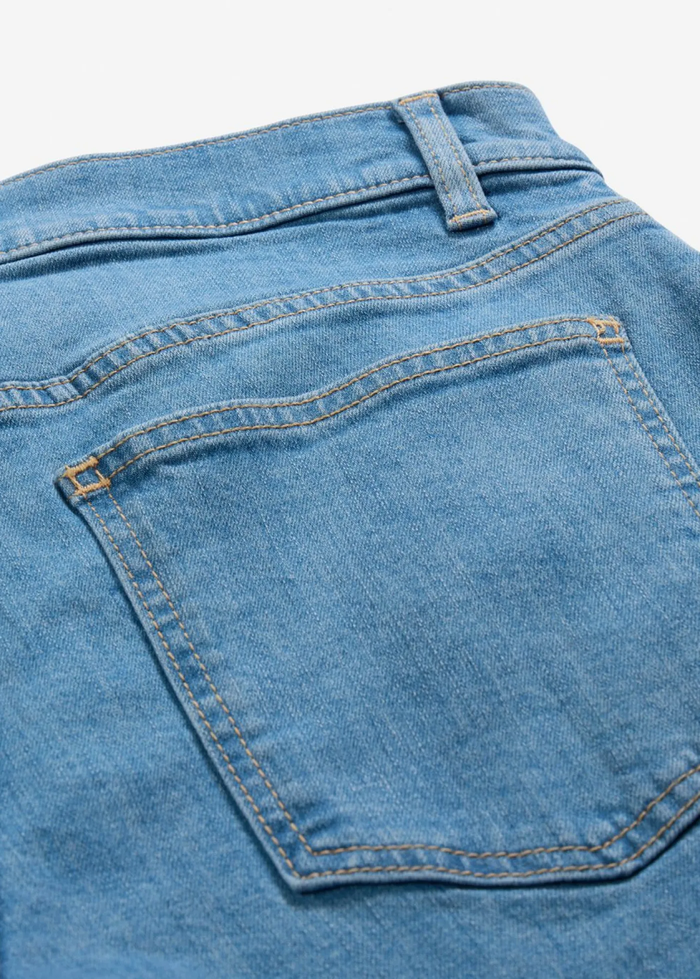 bonprix bonprix Vaqueros rectos con corte holgado, talle medio y largo completo azul claro denim Online