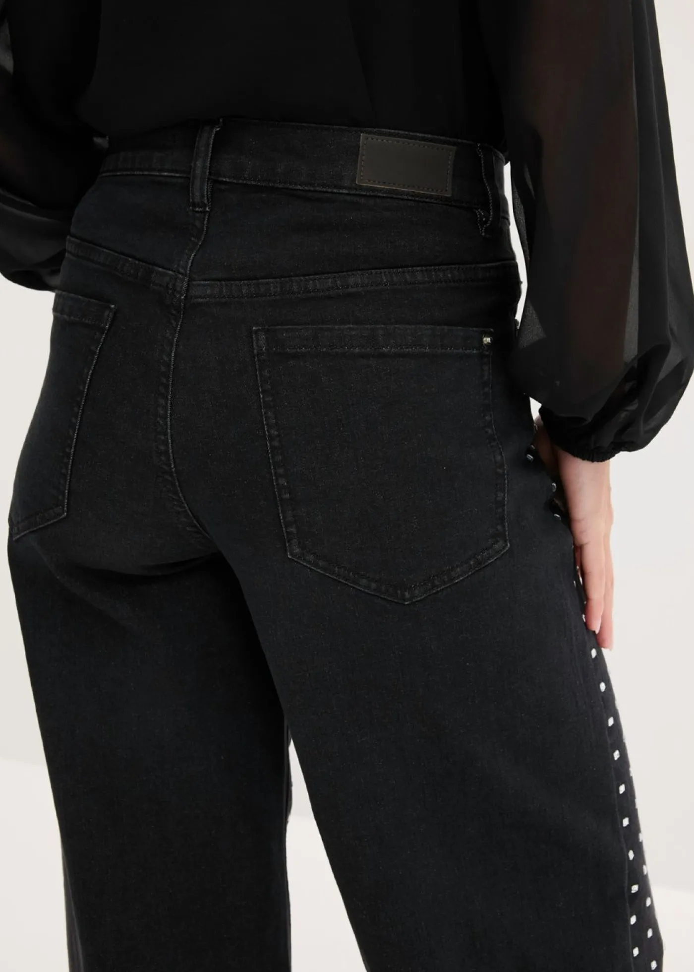 bonprix bonprix Vaqueros rectos de talle medio con aplicación de piedras brillantes Negro denim Online