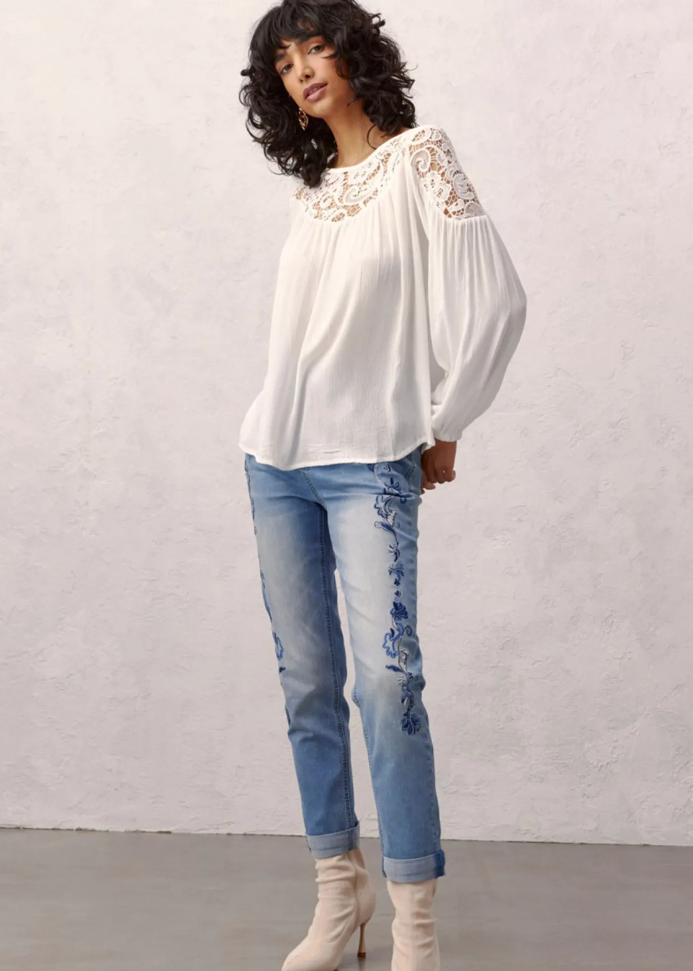 bonprix bonprix Vaqueros slim fit, mid waist, cropped Denim claro de flores New