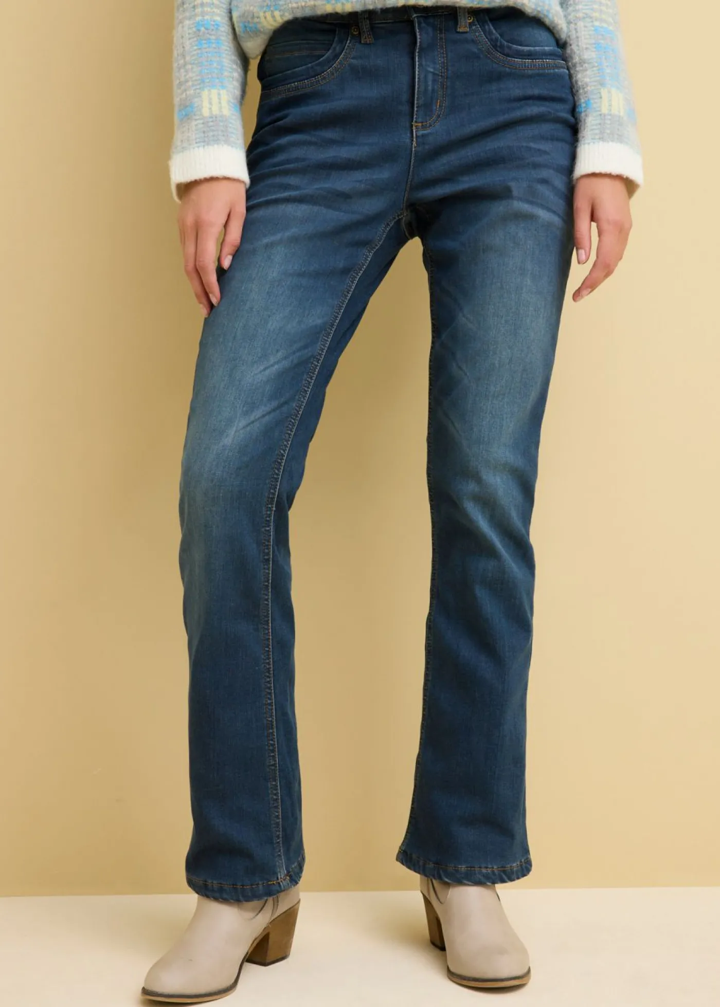 bonprix bonprix Vaqueros térmicos de talle alto con corte bootcut Azul marino desgastado Clearance