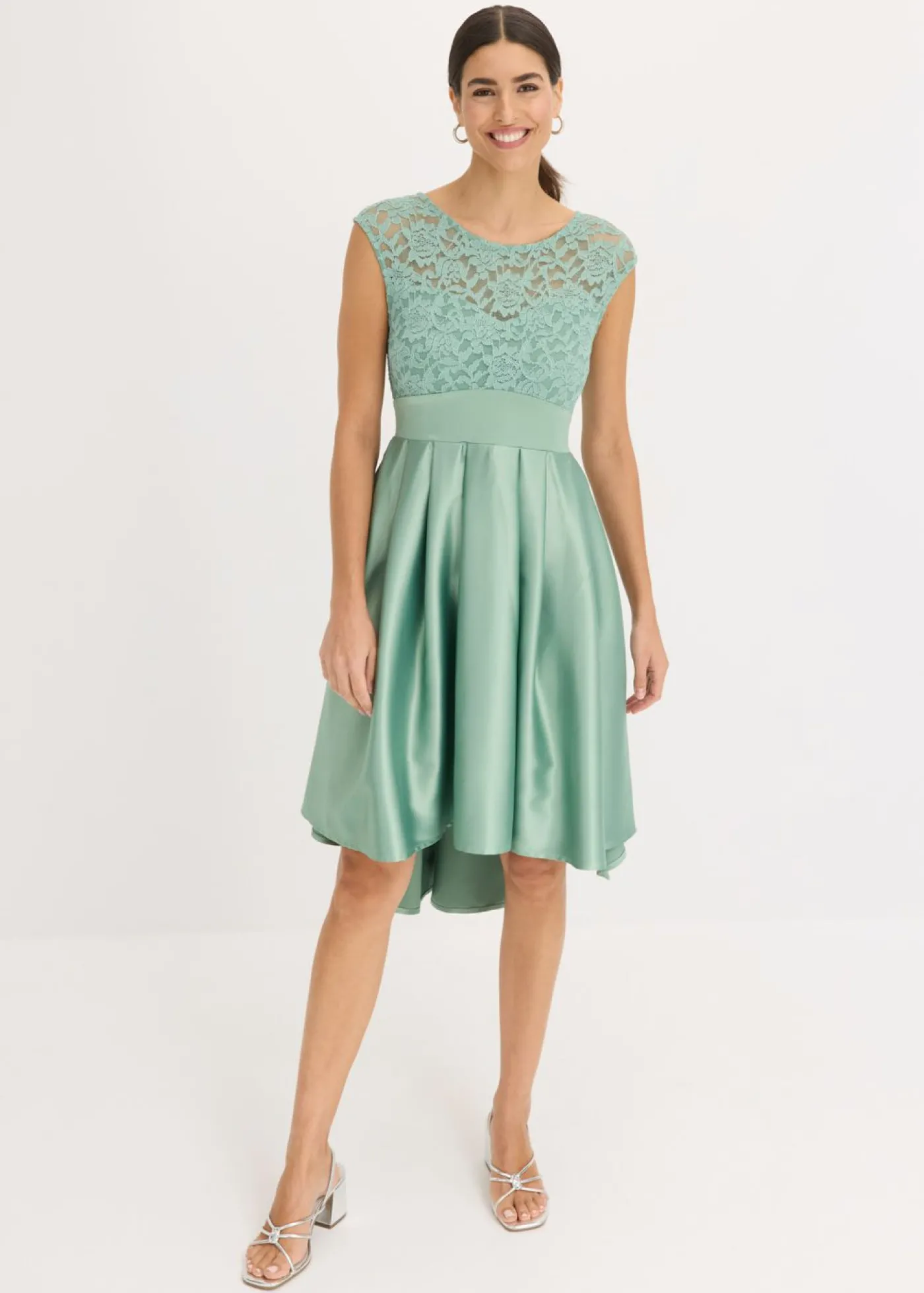 bonprix bonprix Vestido asimétrico de satén brillante con encaje Verde pastel Online