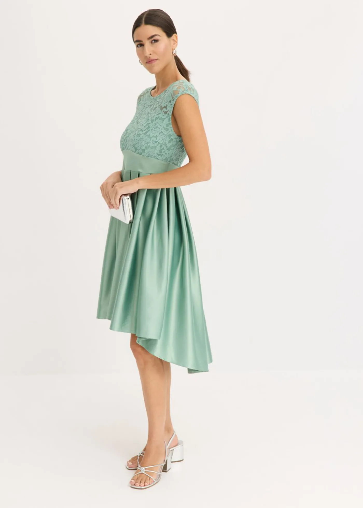 bonprix bonprix Vestido asimétrico de satén brillante con encaje Verde pastel Online