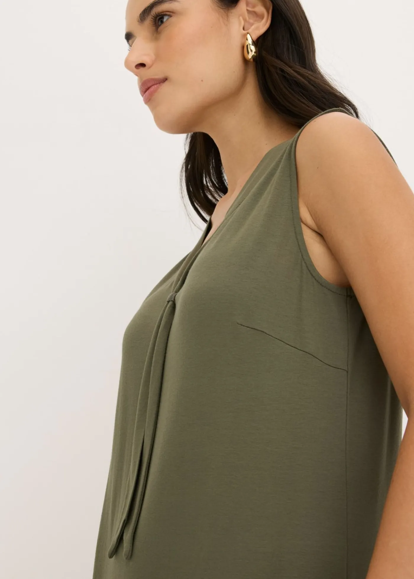 bonprix bonprix Vestido camisero con lazo Verde oliva oscuro Hot