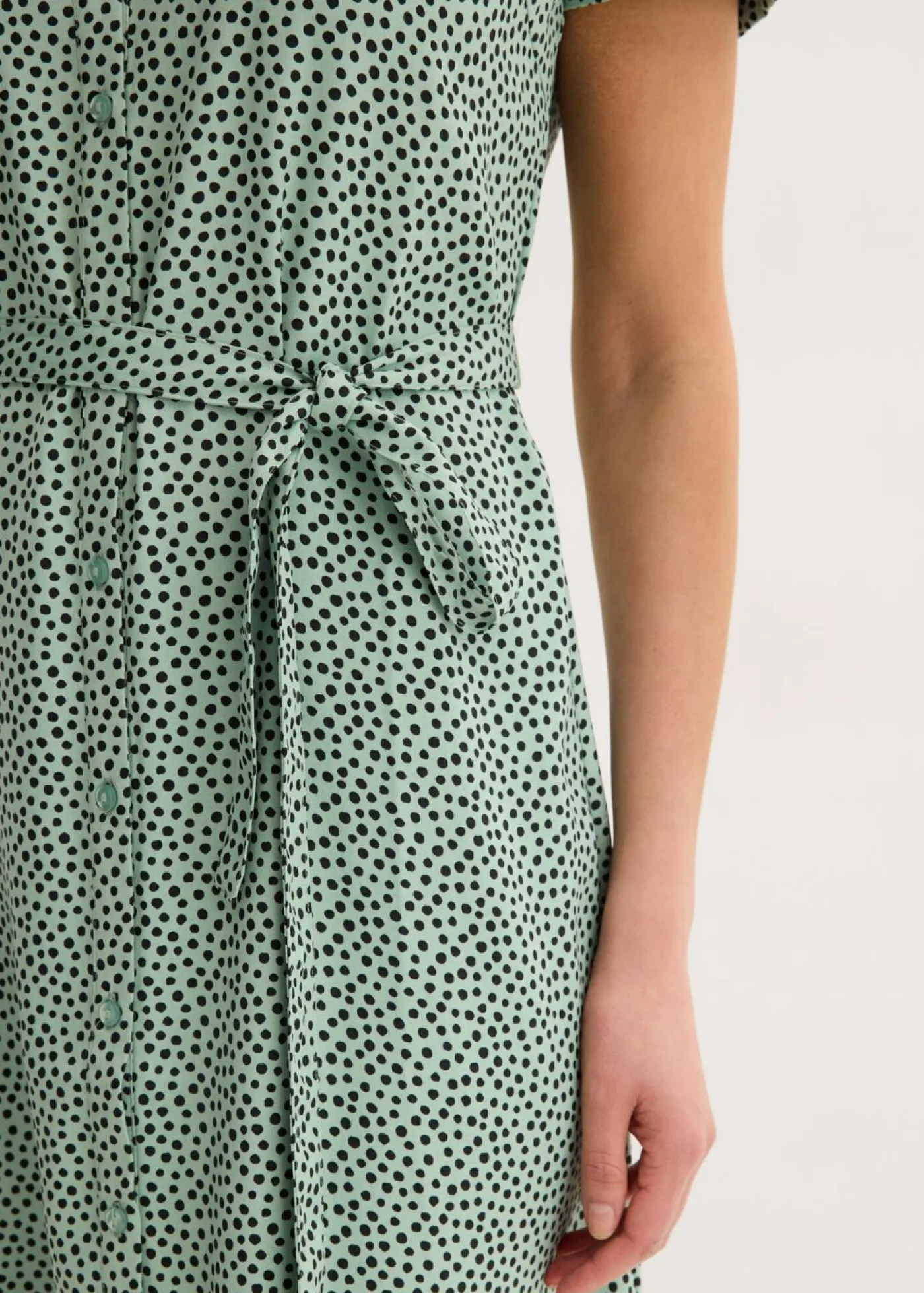 bonprix bonprix Vestido camisero con lunares verde pastel/negro topos Outlet