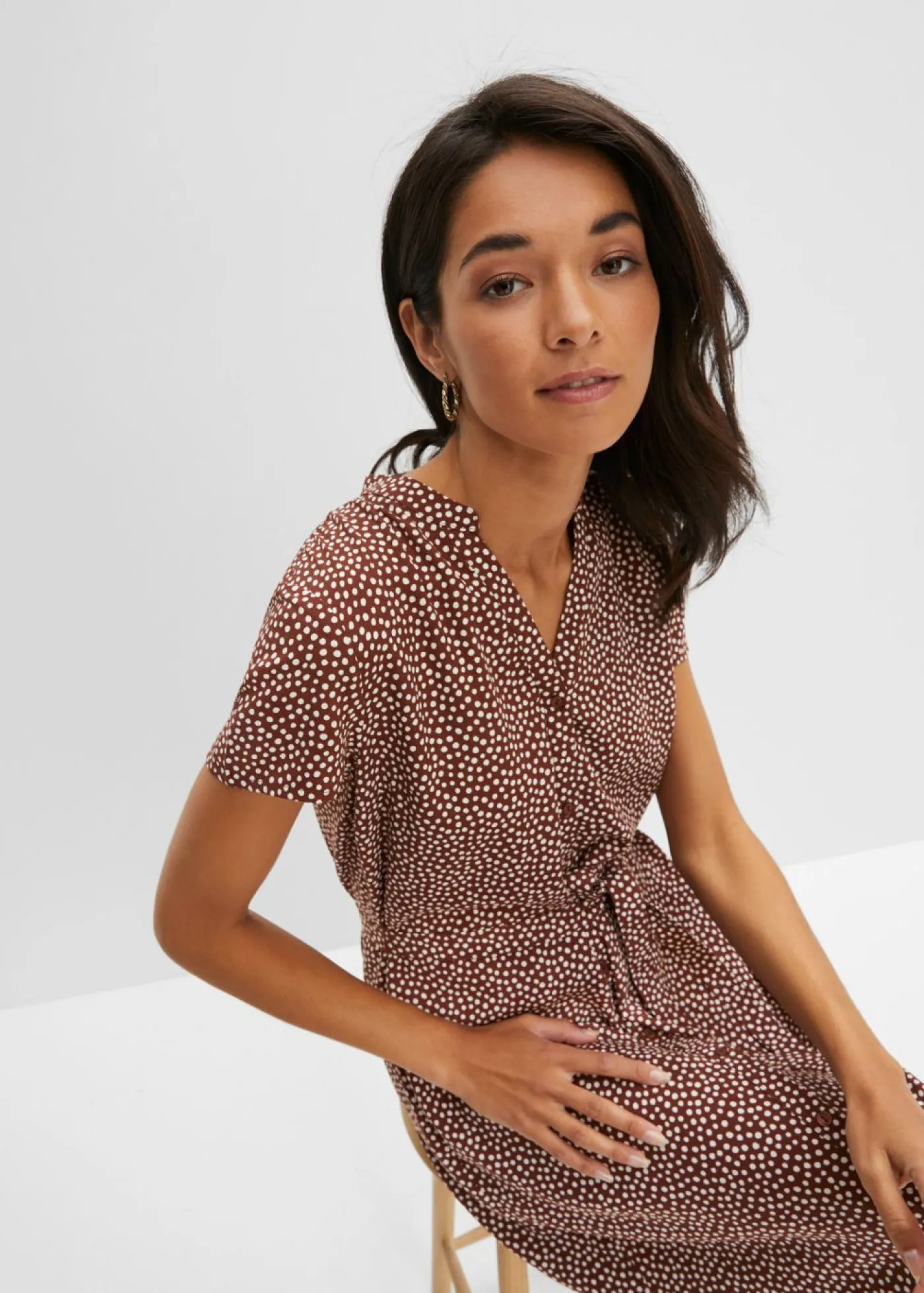 bonprix bonprix Vestido camisero con lunares marrón ahumado/blanco topos Online