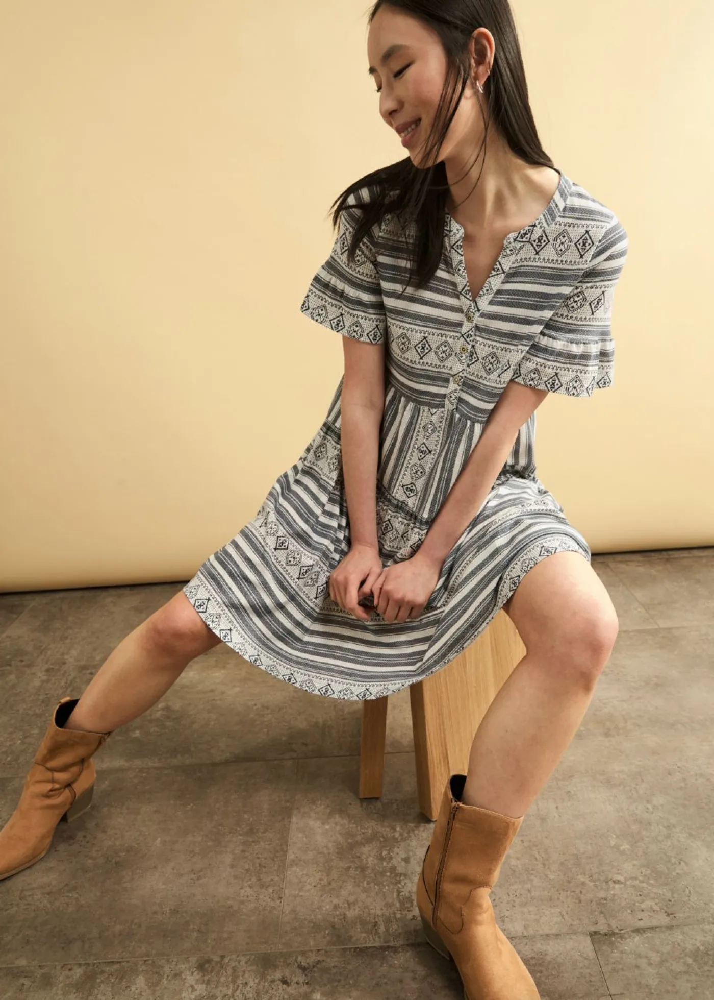 bonprix bonprix Vestido camisero de mezcla de viscosa fluida blanco-azul marino Clearance