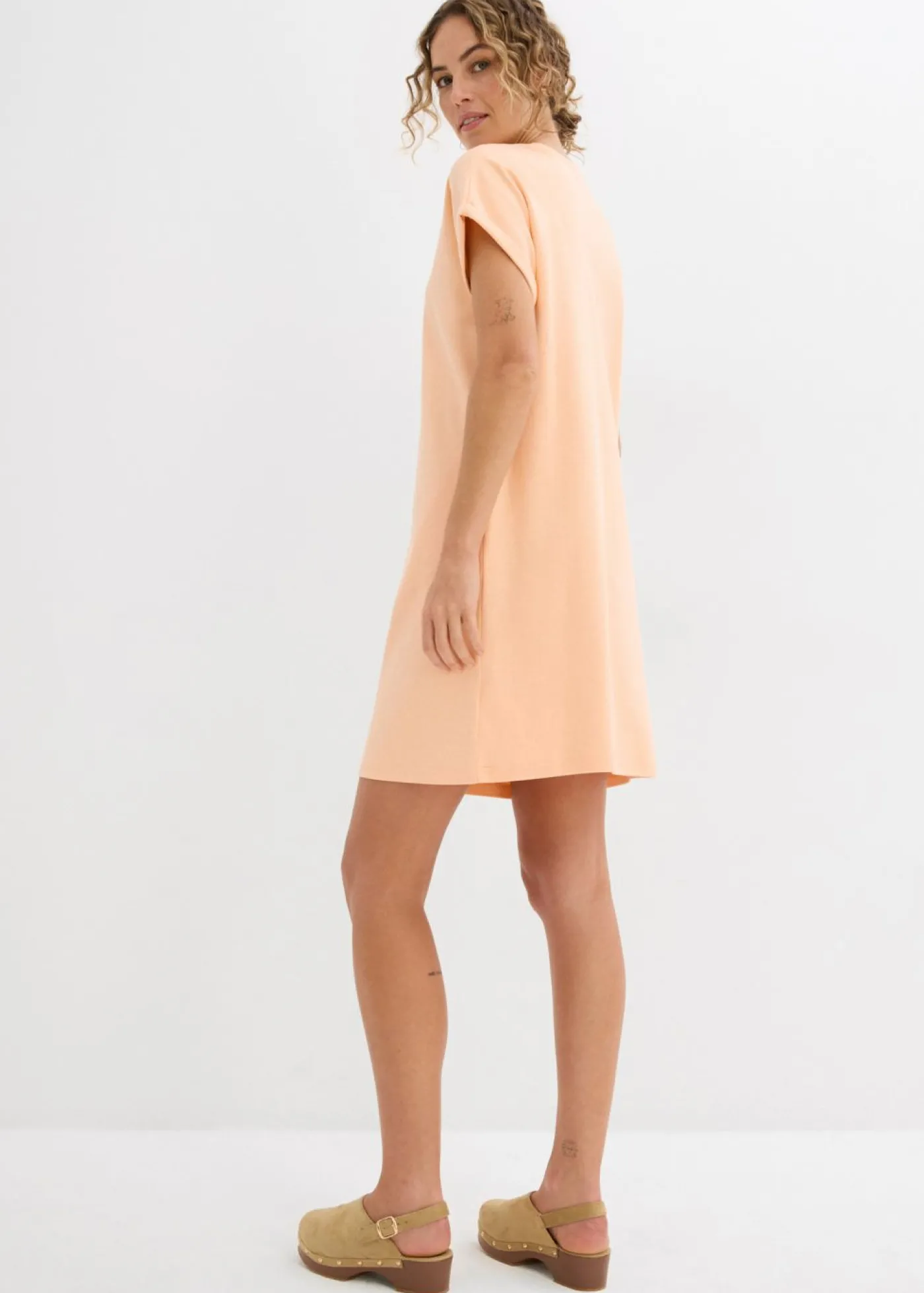 bonprix bonprix Vestido camisero de tejido interlock resistente Melocotón Best