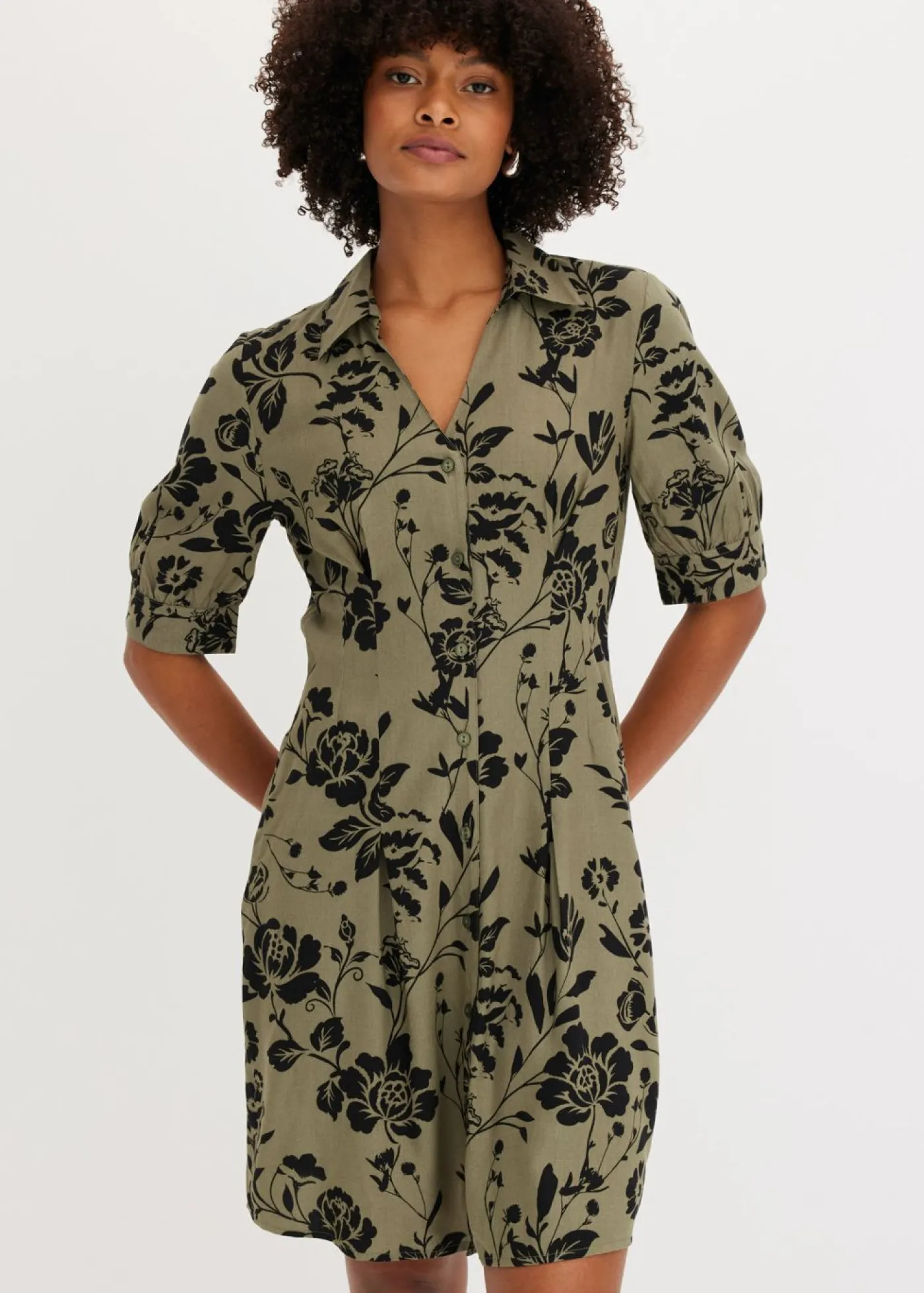 bonprix bonprix Vestido camisero de viscosa fluida verde oliva/negro con flores Hot